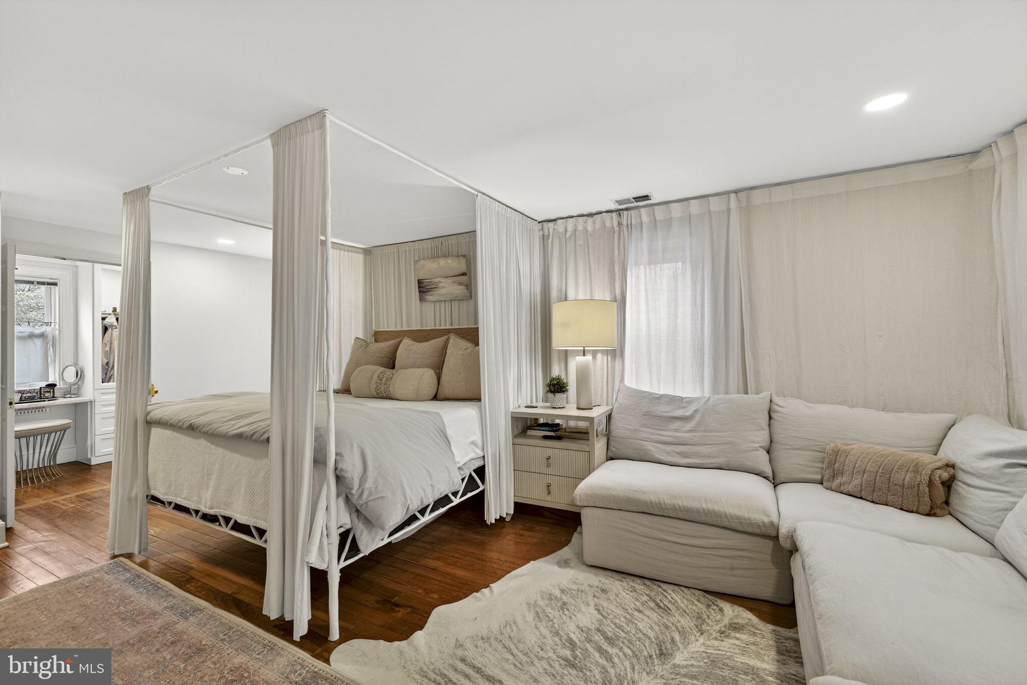 700 W WASHINGTON STREET