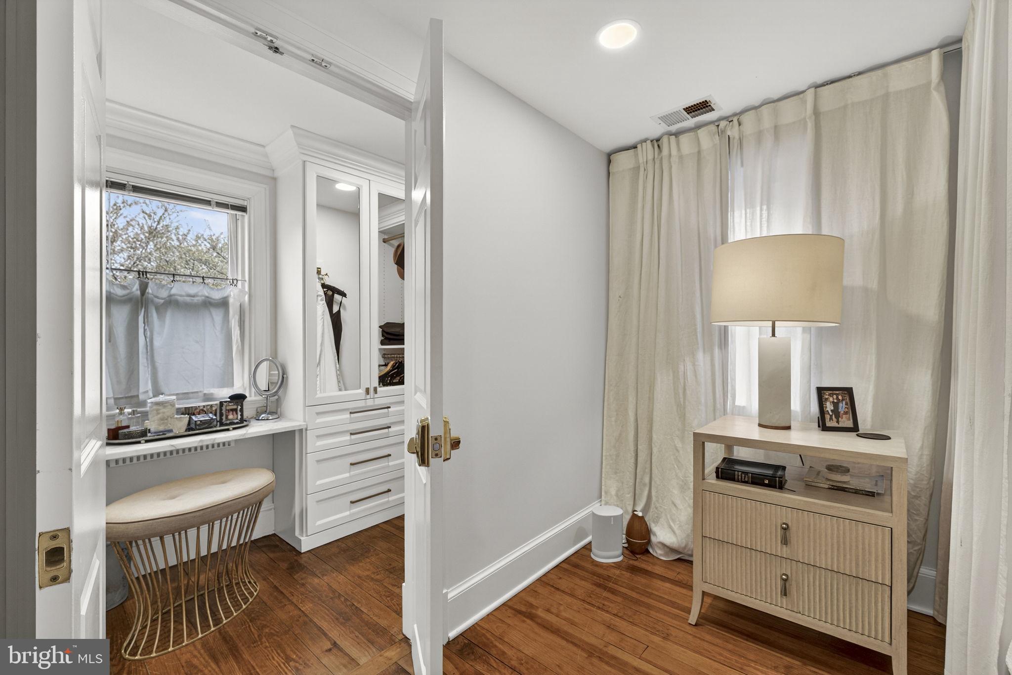 700 W WASHINGTON STREET