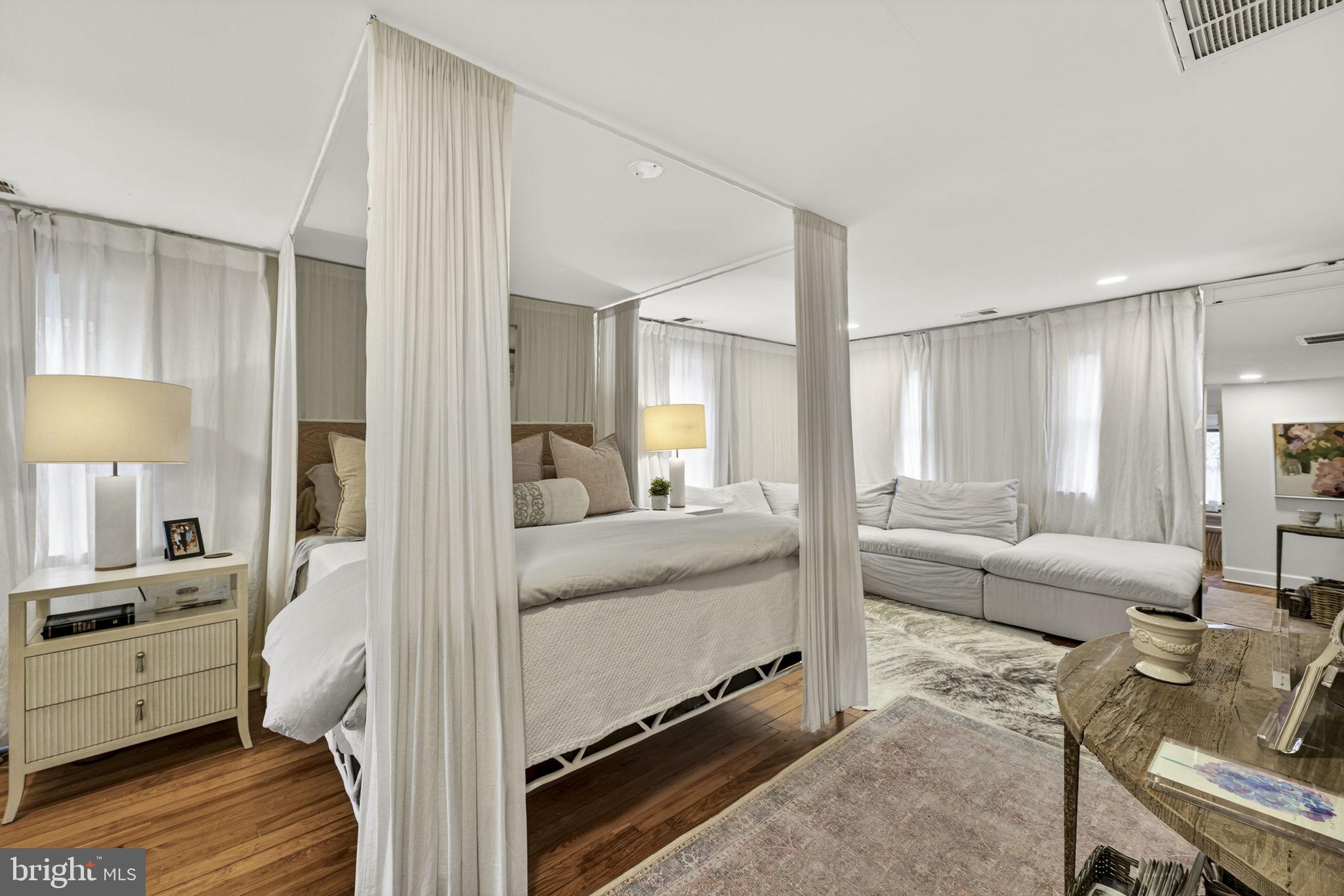 700 W WASHINGTON STREET