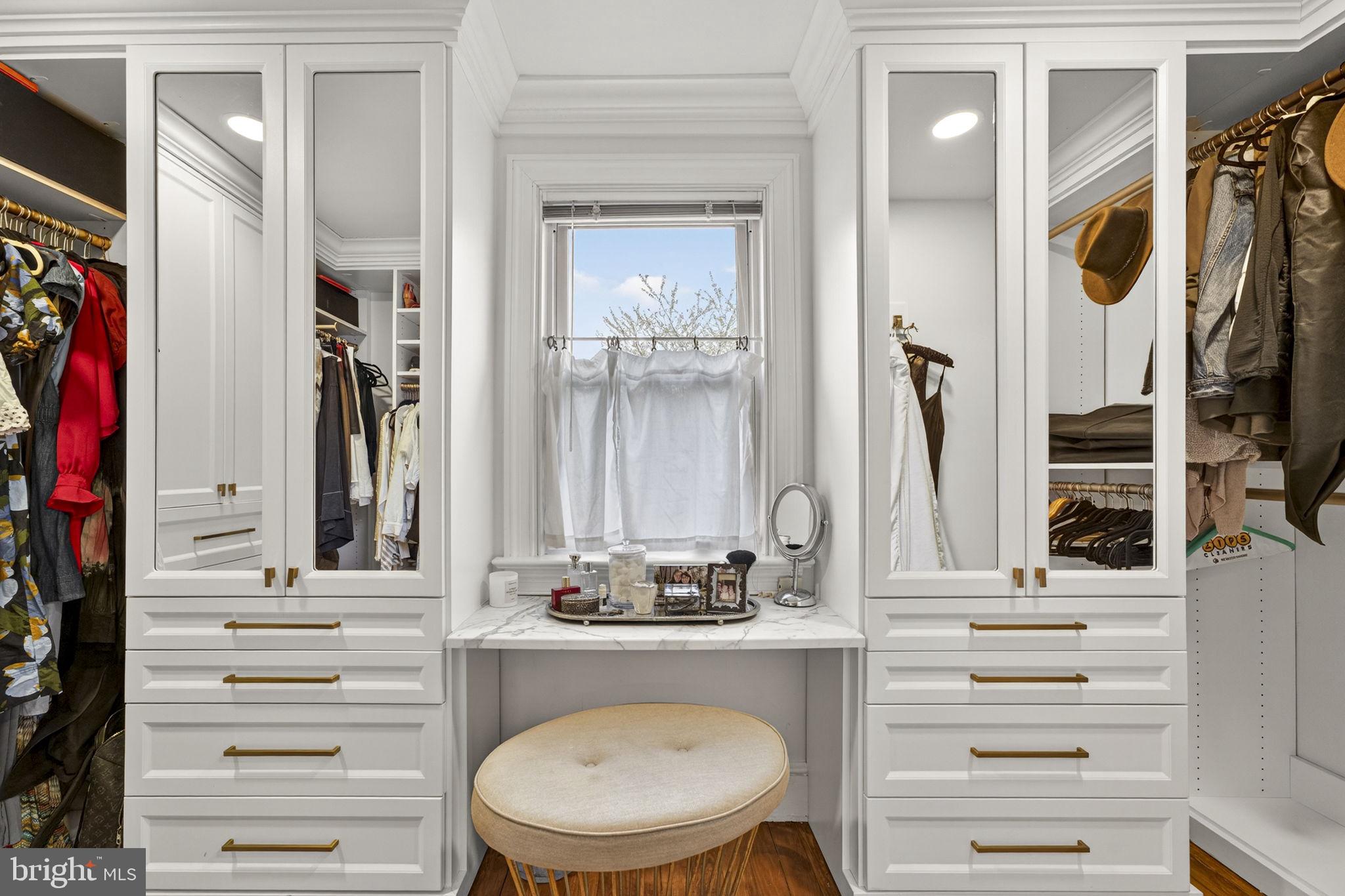 700 W WASHINGTON STREET