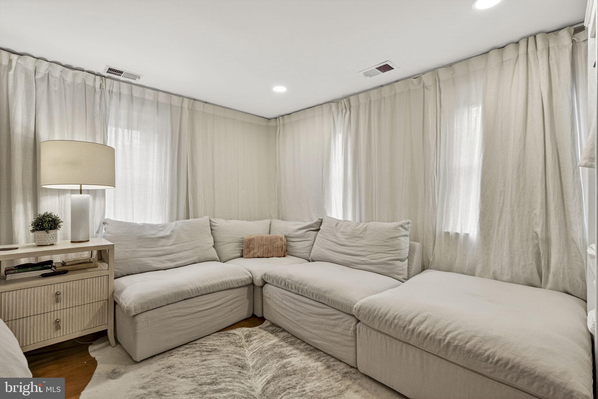 700 W WASHINGTON STREET