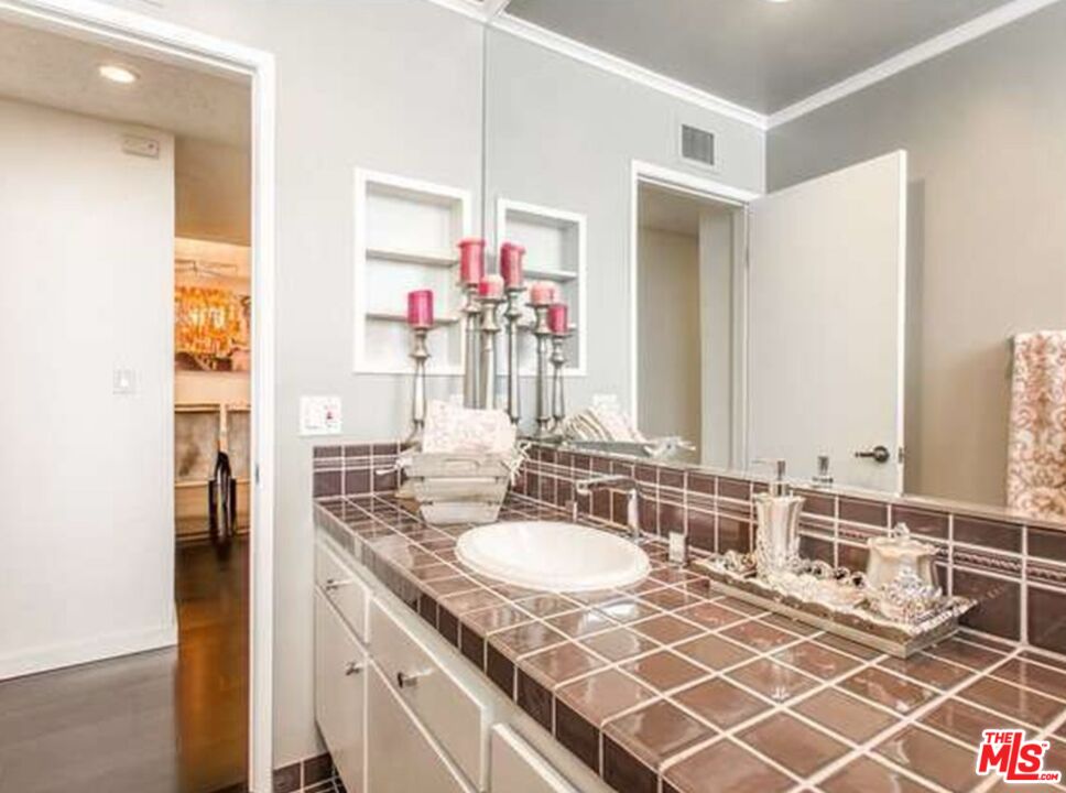 8455 Fountain Ave Unit: 722
