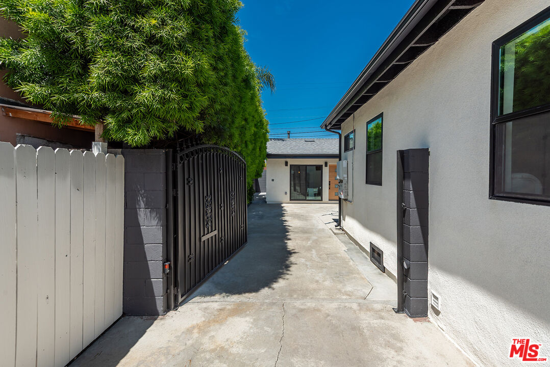2235 S Mansfield Ave
