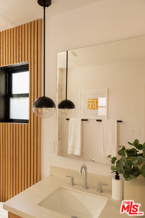 2235 S Mansfield Ave