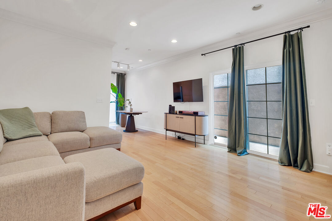 5312 Denny Ave Unit: 7