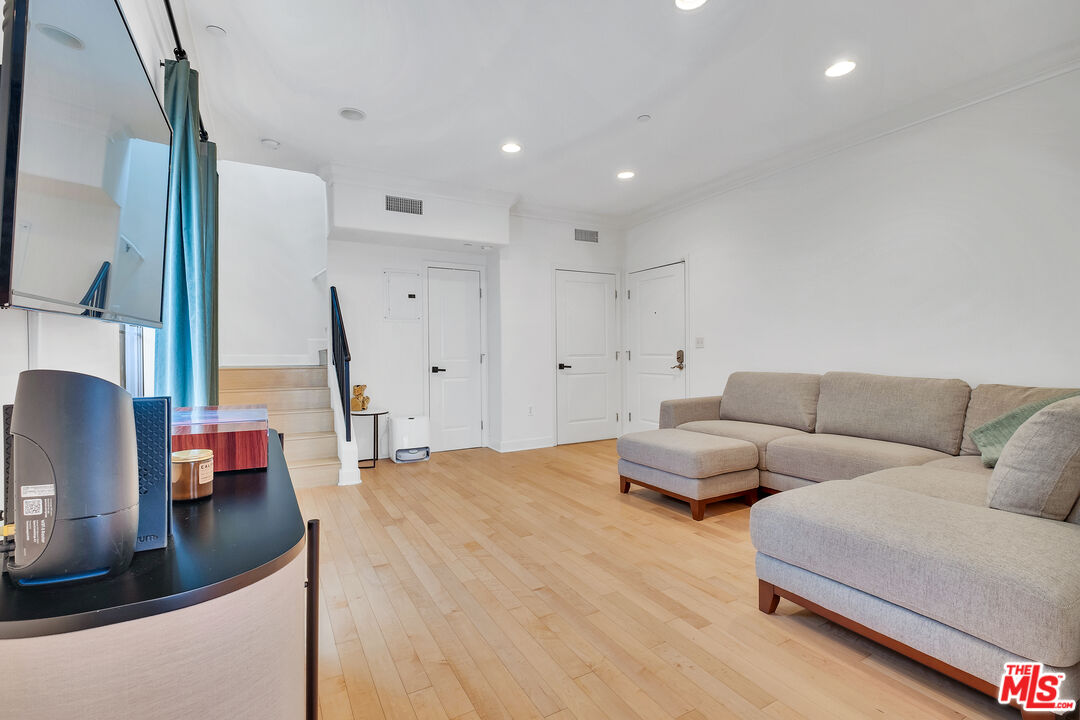 5312 Denny Ave Unit: 7