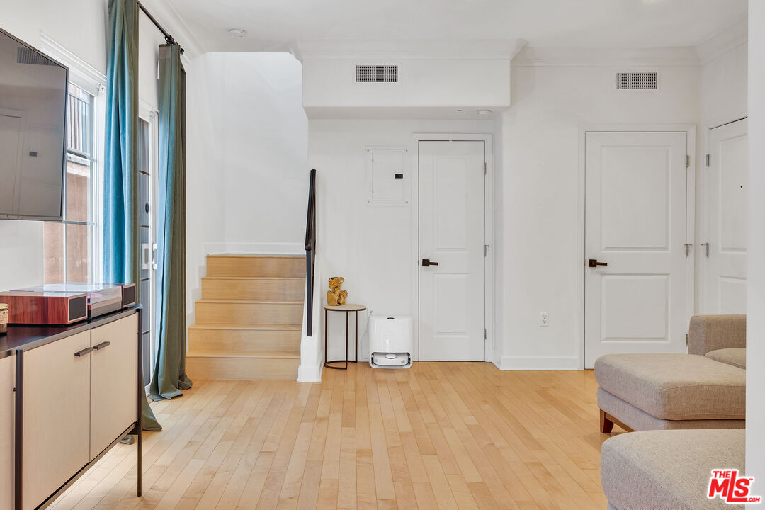 5312 Denny Ave Unit: 7