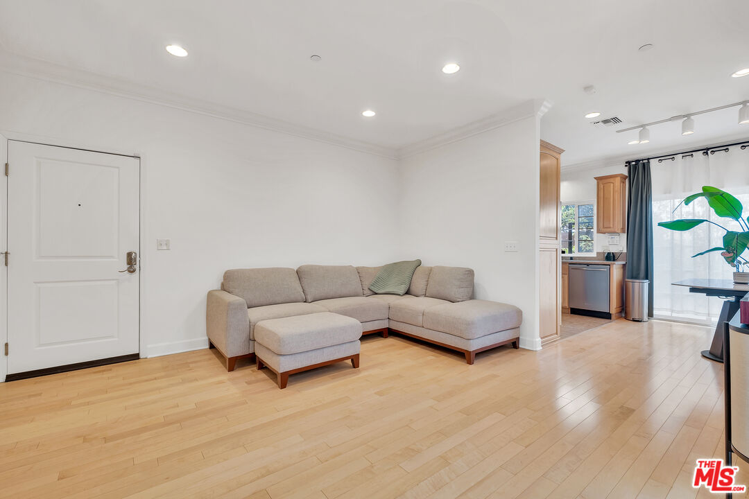 5312 Denny Ave Unit: 7