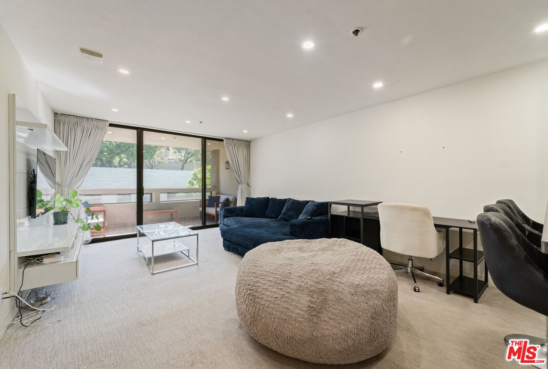 121 S Hope St Unit: 313