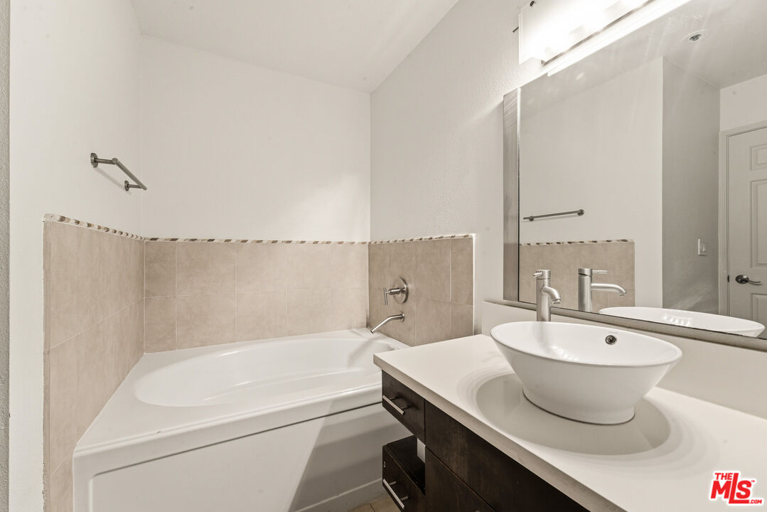 121 S Hope St Unit: 313