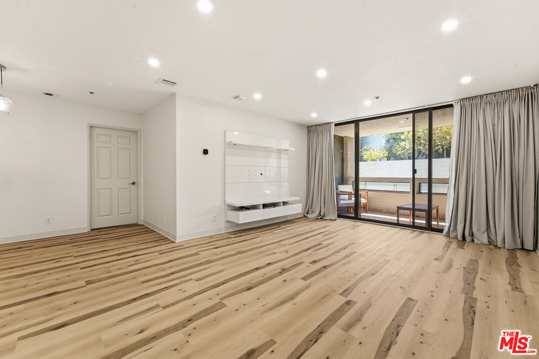 121 S Hope St Unit: 313