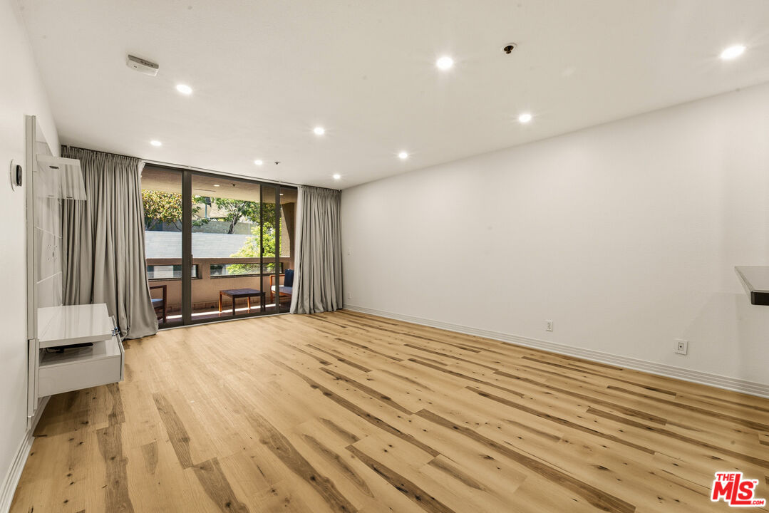 121 S Hope St Unit: 313
