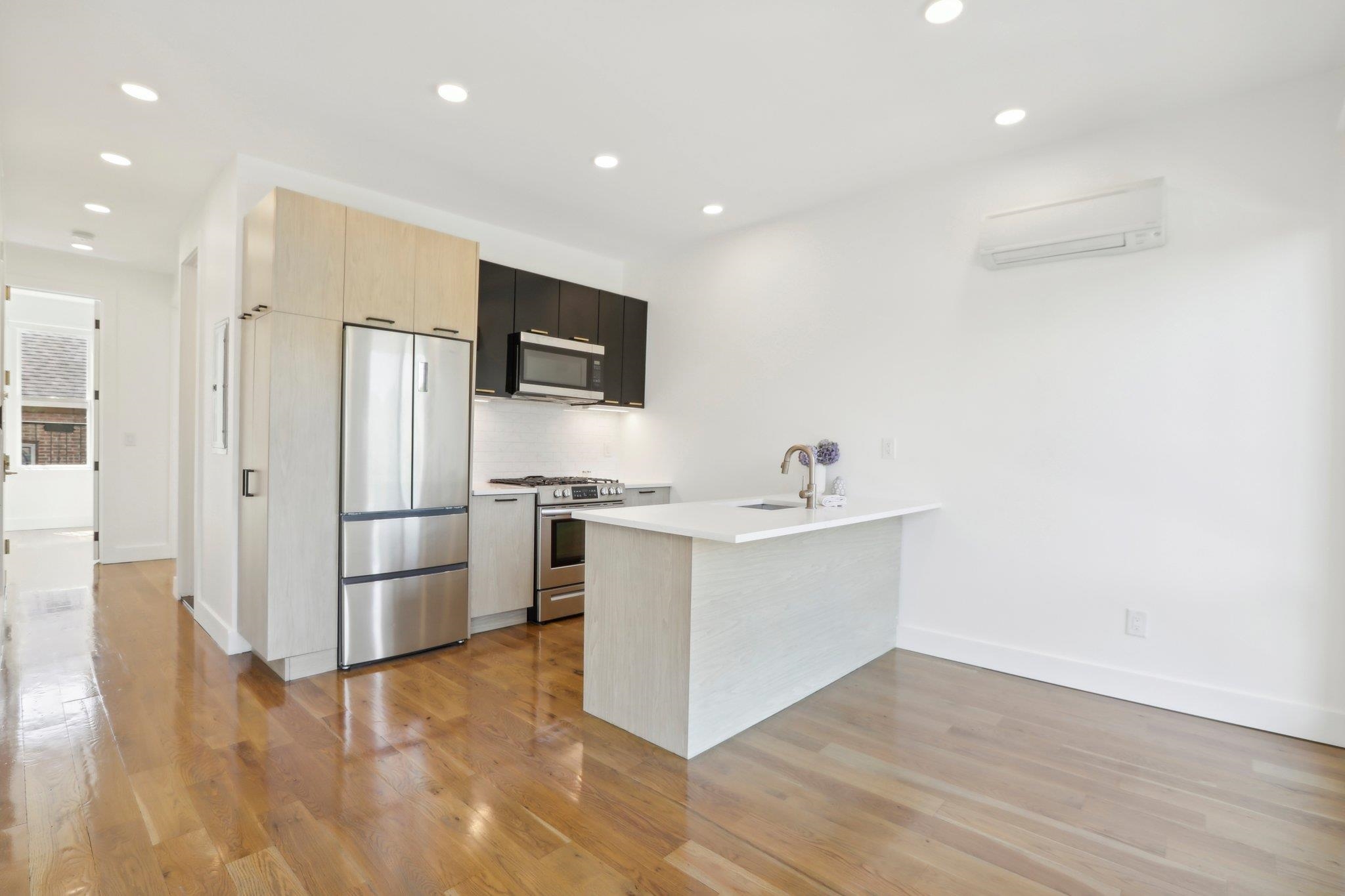 250 VAN HORNE ST Unit: 3