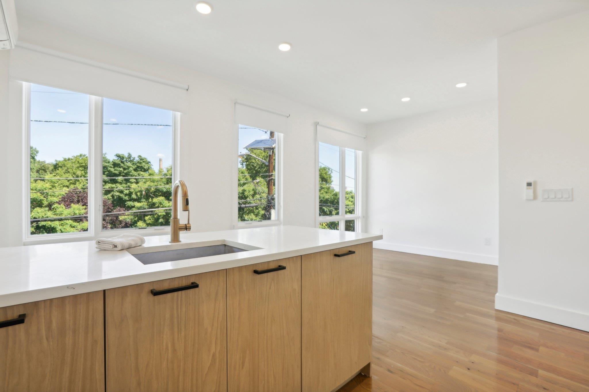 250 VAN HORNE ST Unit: 3
