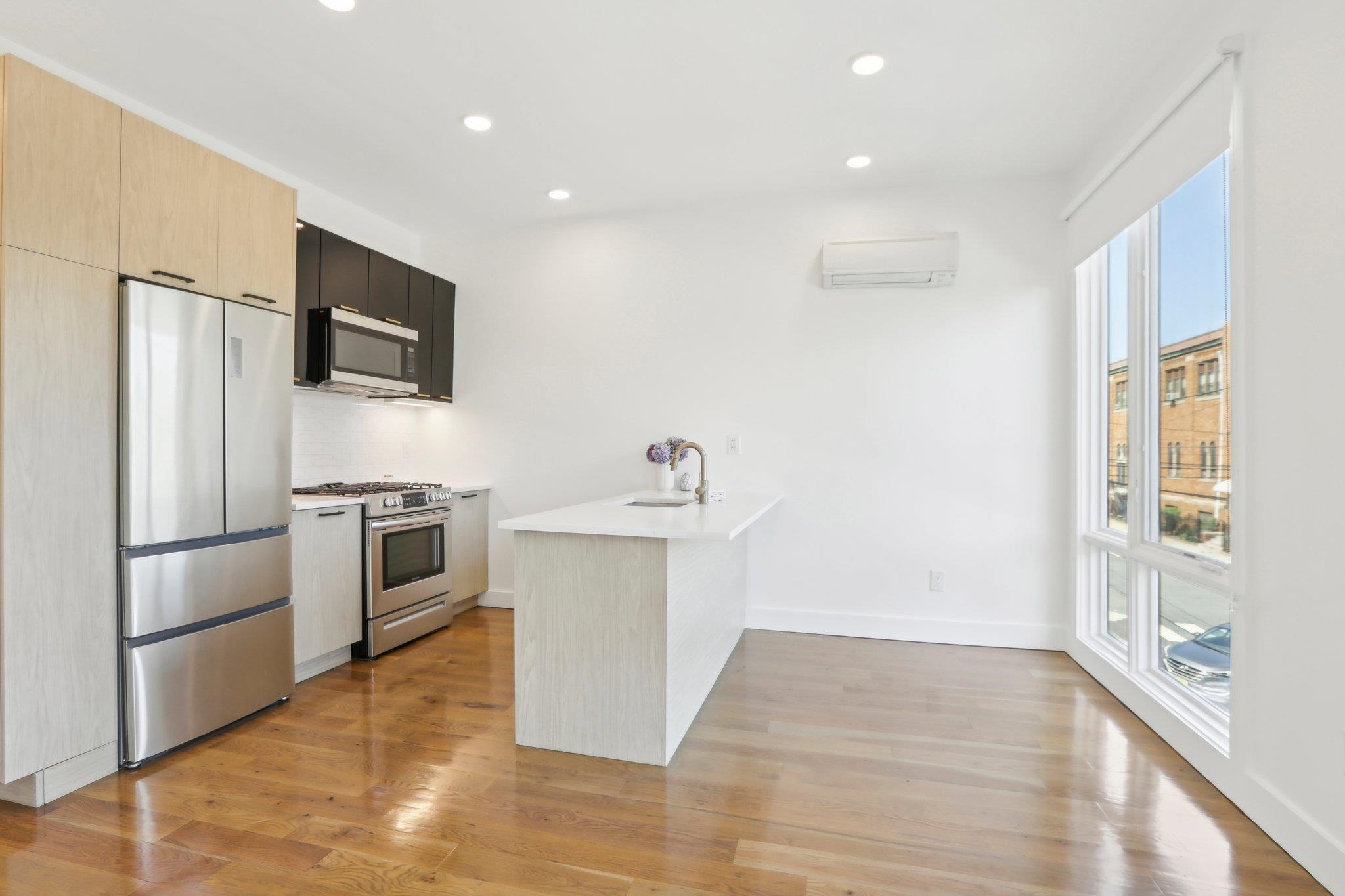 250 VAN HORNE ST Unit: 3