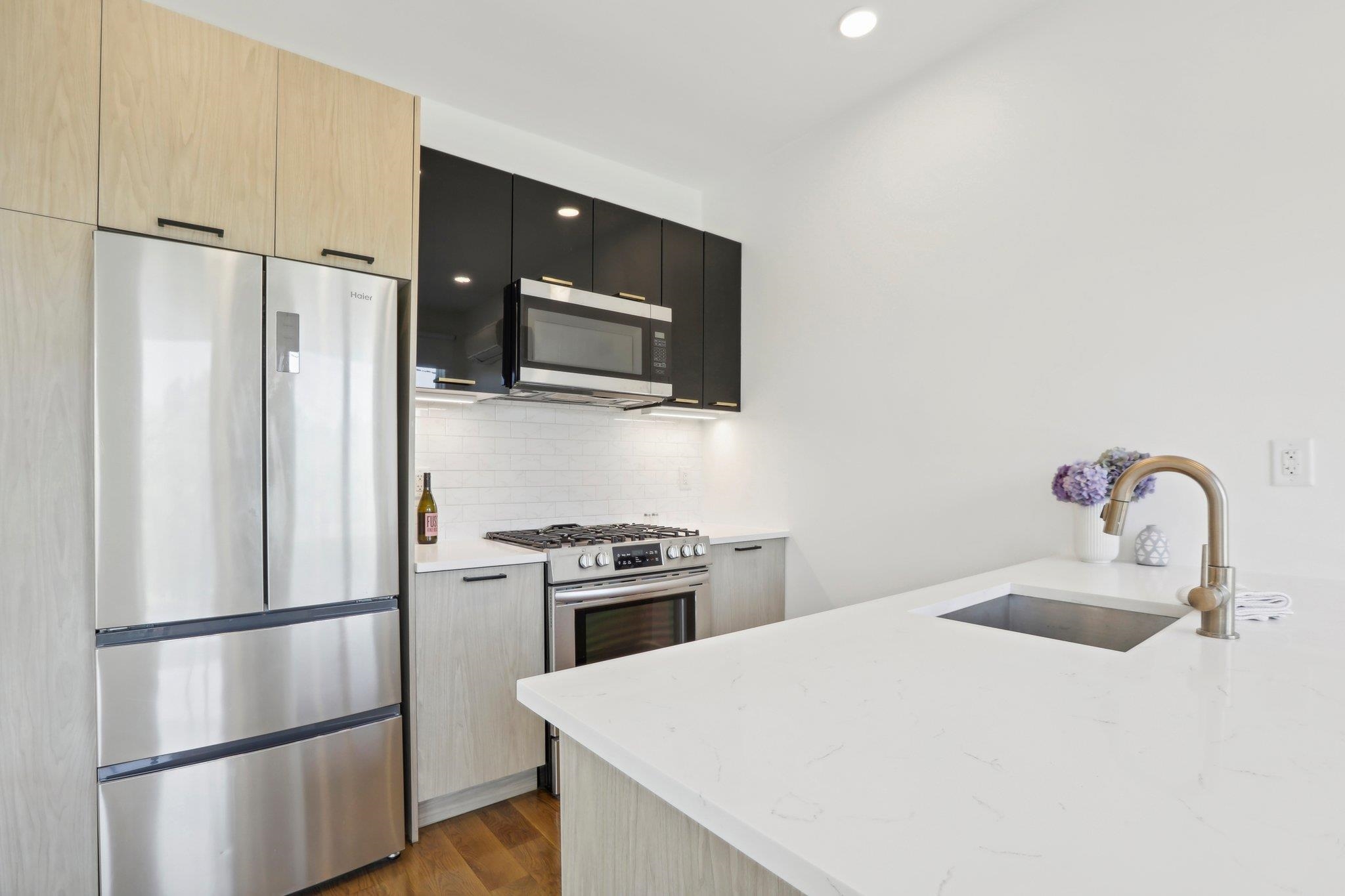 250 VAN HORNE ST Unit: 3