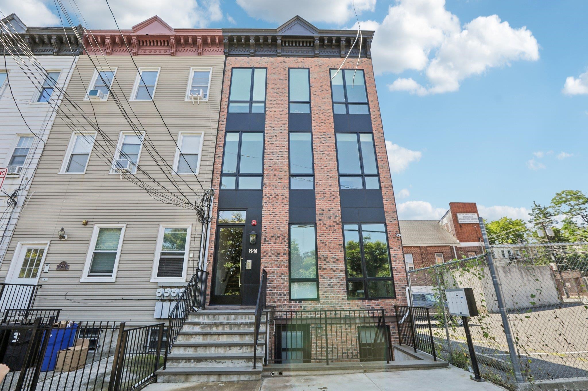 250 VAN HORNE ST Unit: 3