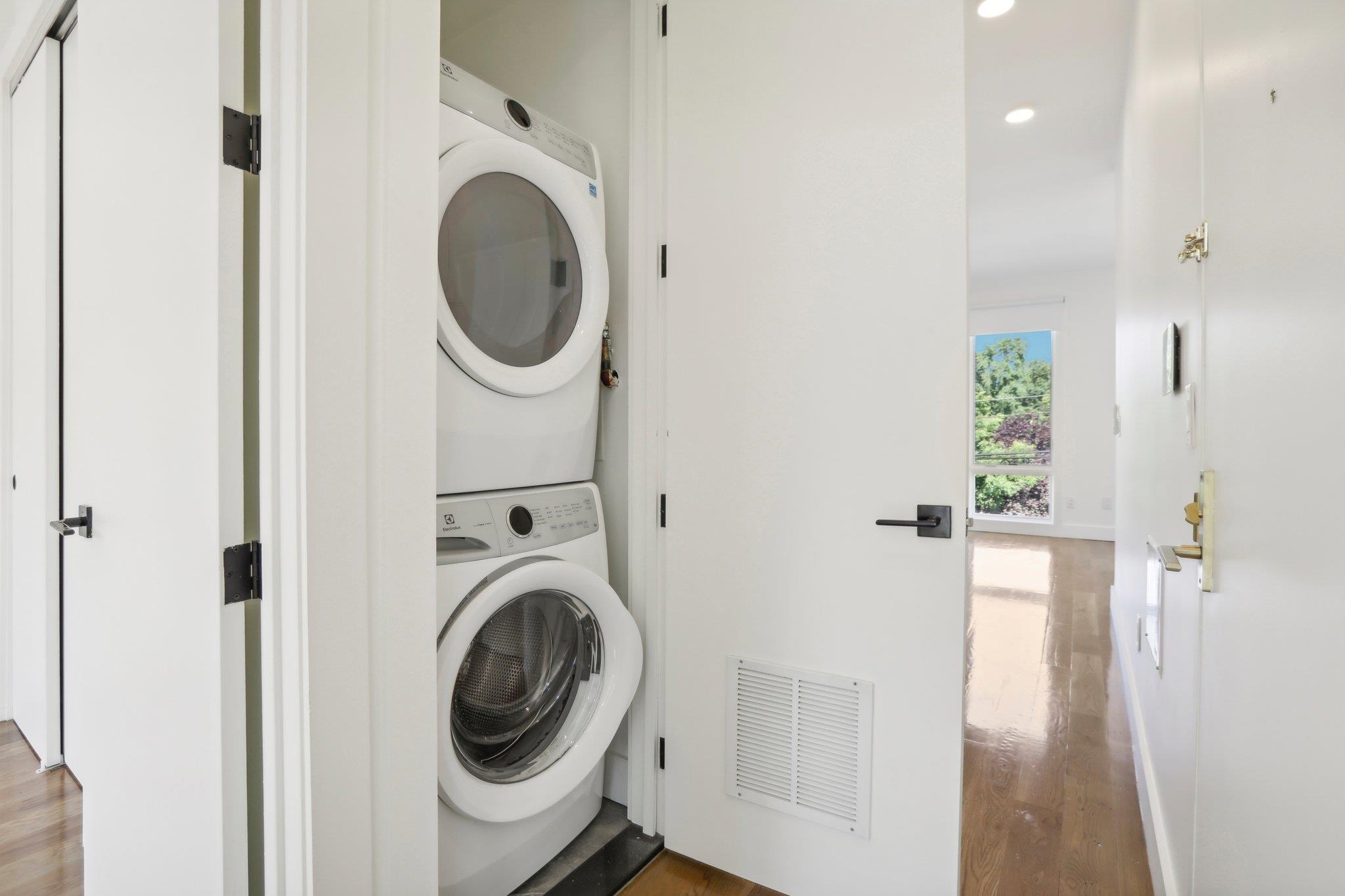 250 VAN HORNE ST Unit: 3