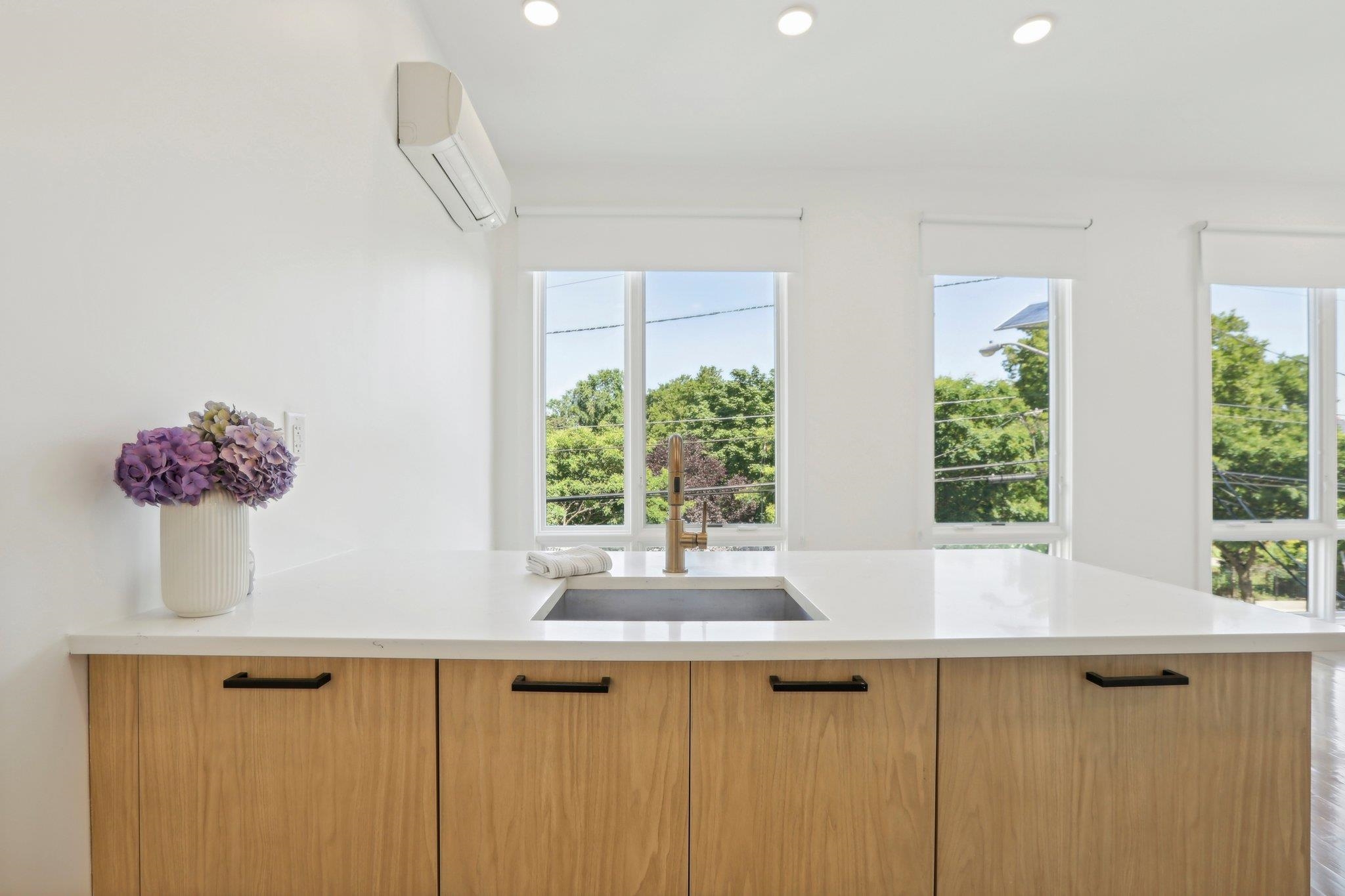 250 VAN HORNE ST Unit: 3