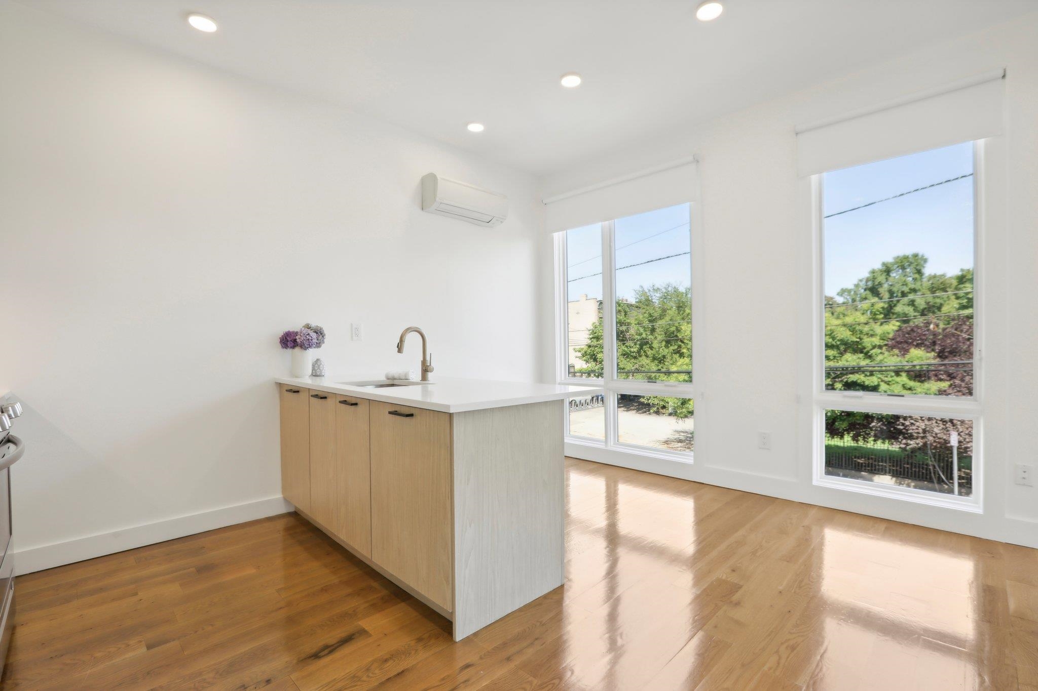 250 VAN HORNE ST Unit: 3