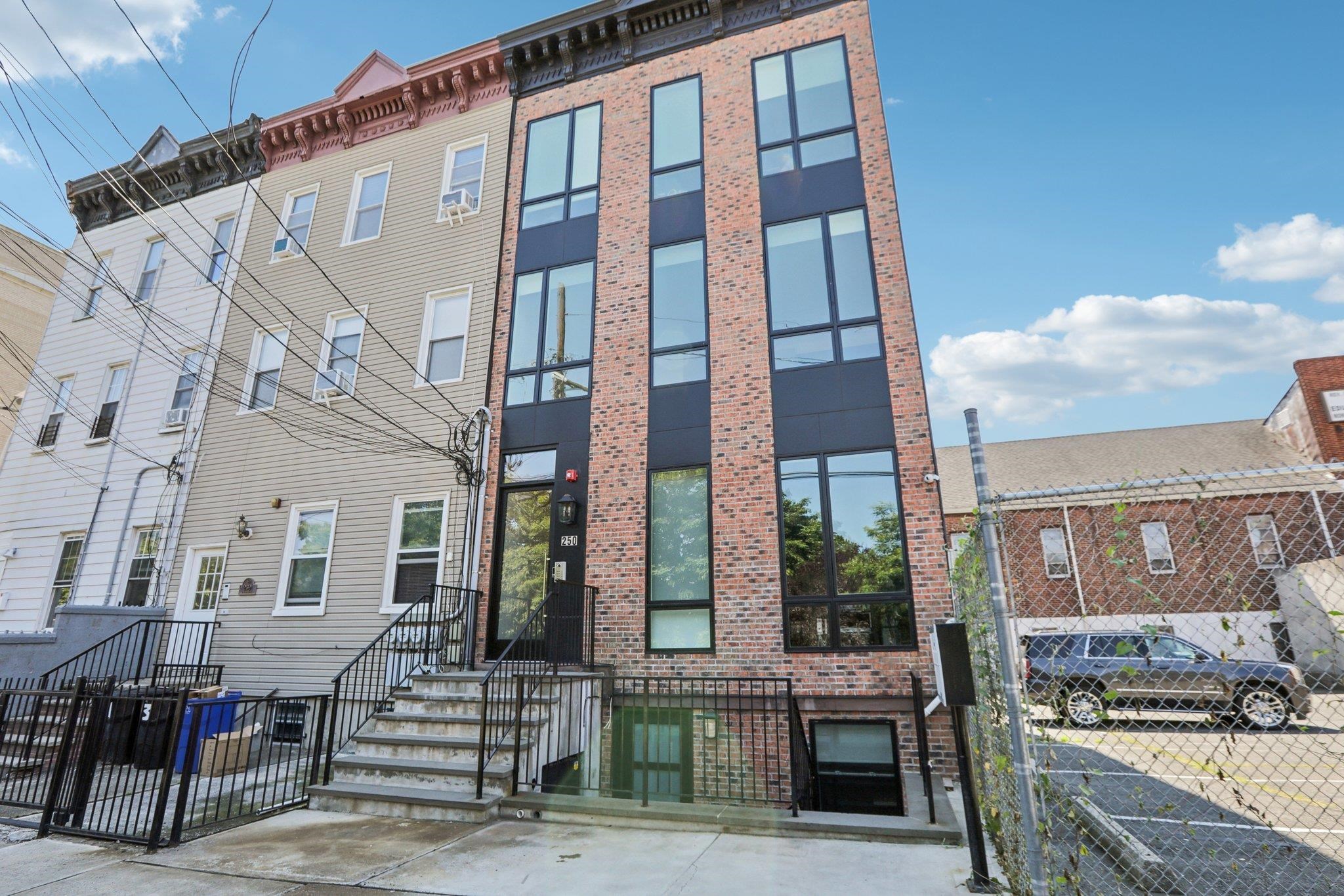 250 VAN HORNE ST Unit: 3