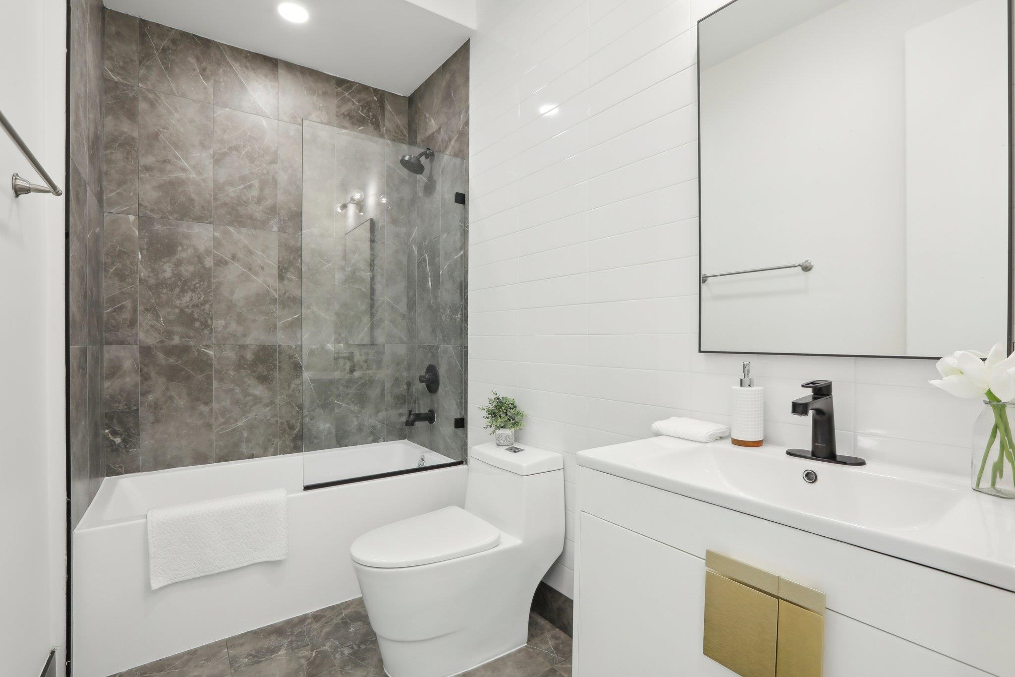250 VAN HORNE ST Unit: 3