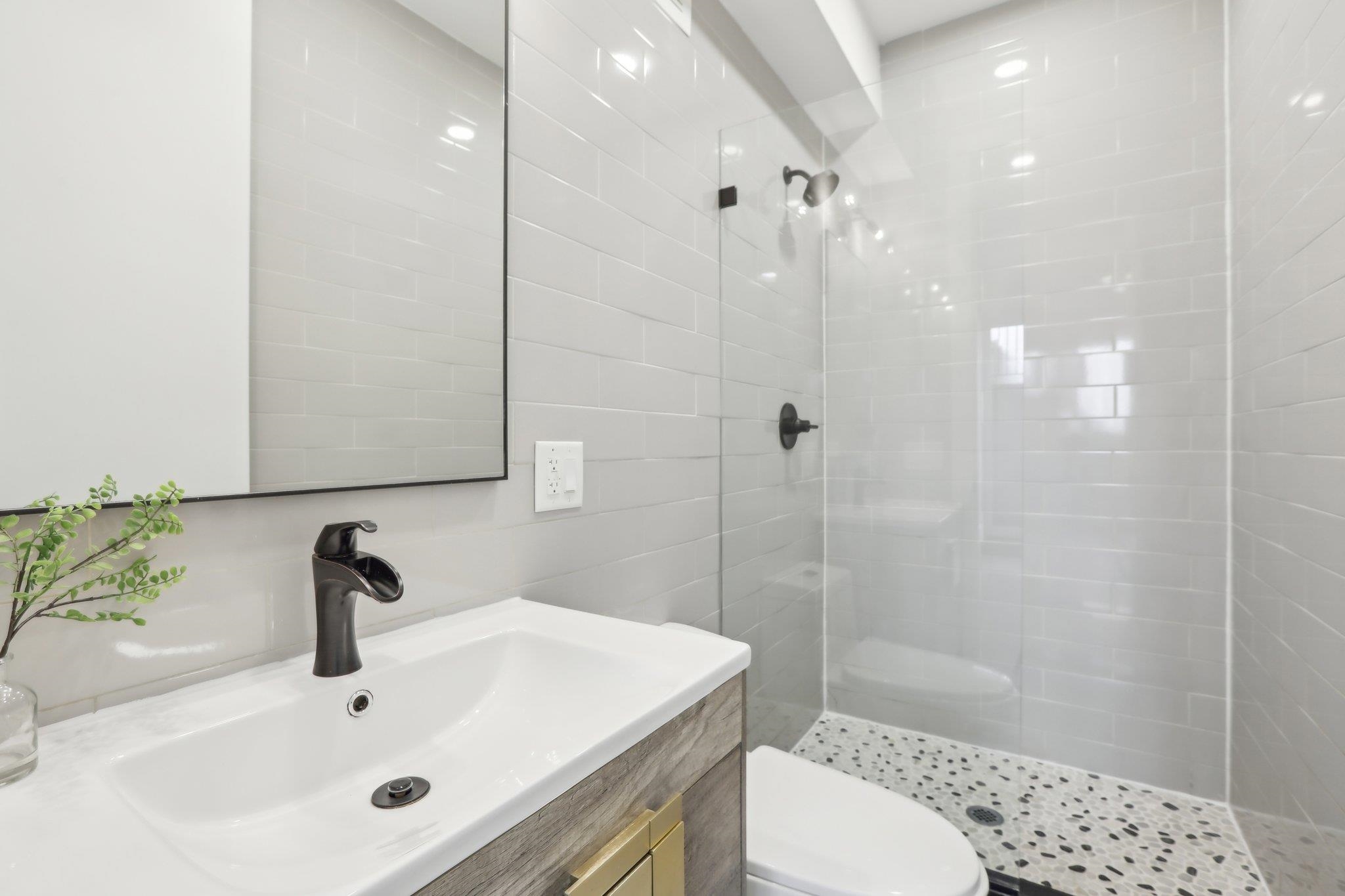 250 VAN HORNE ST Unit: 1