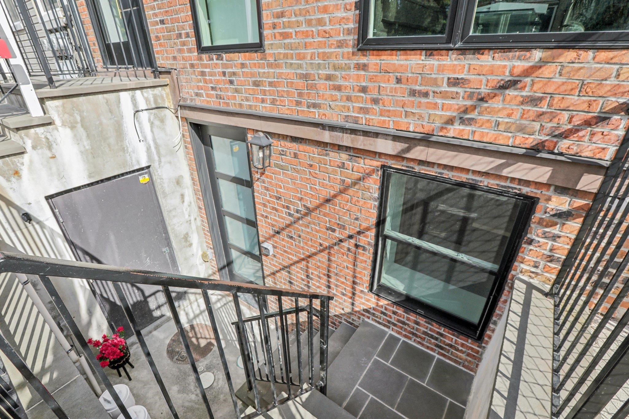 250 VAN HORNE ST Unit: 1