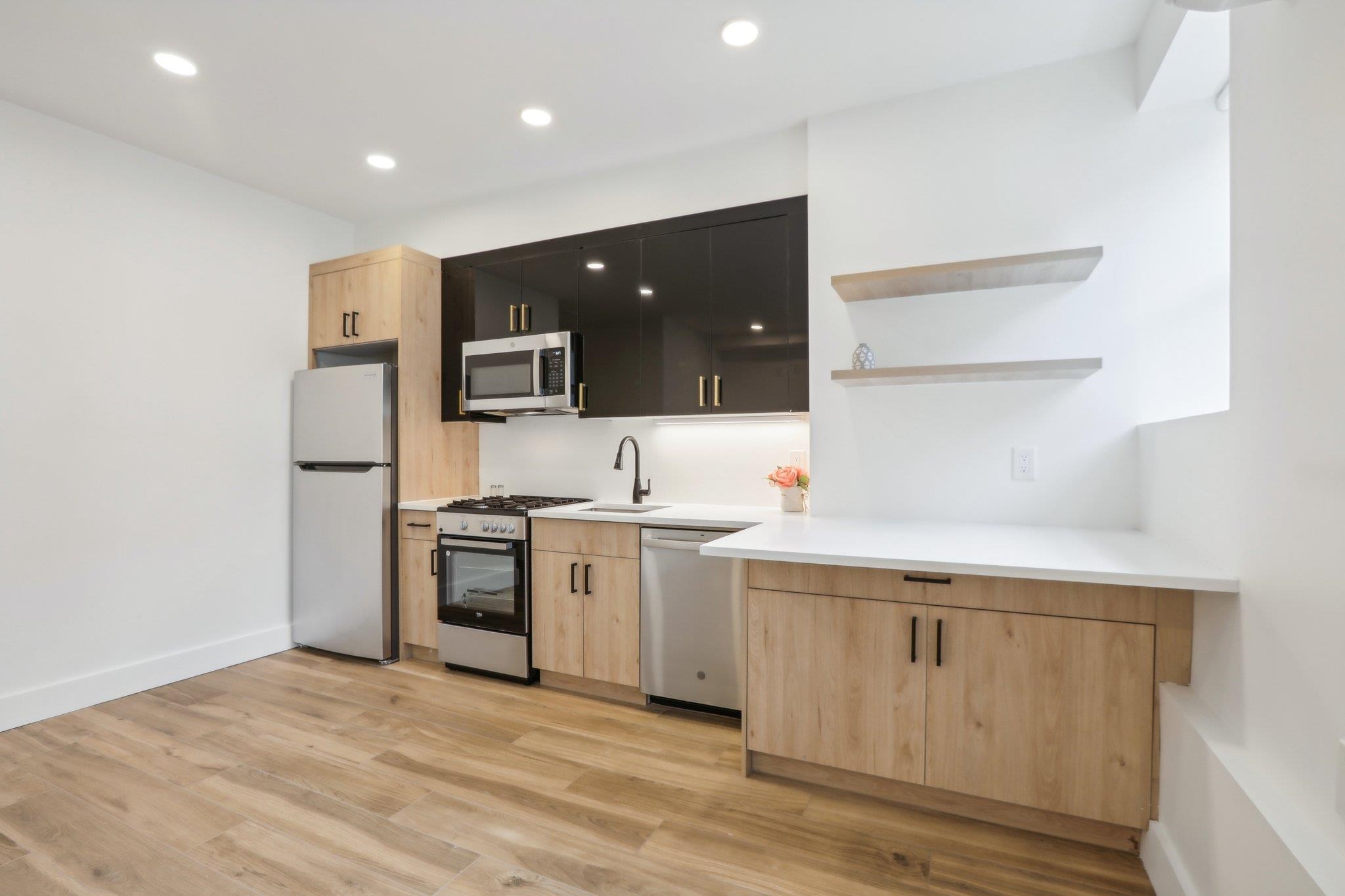 250 VAN HORNE ST Unit: 1