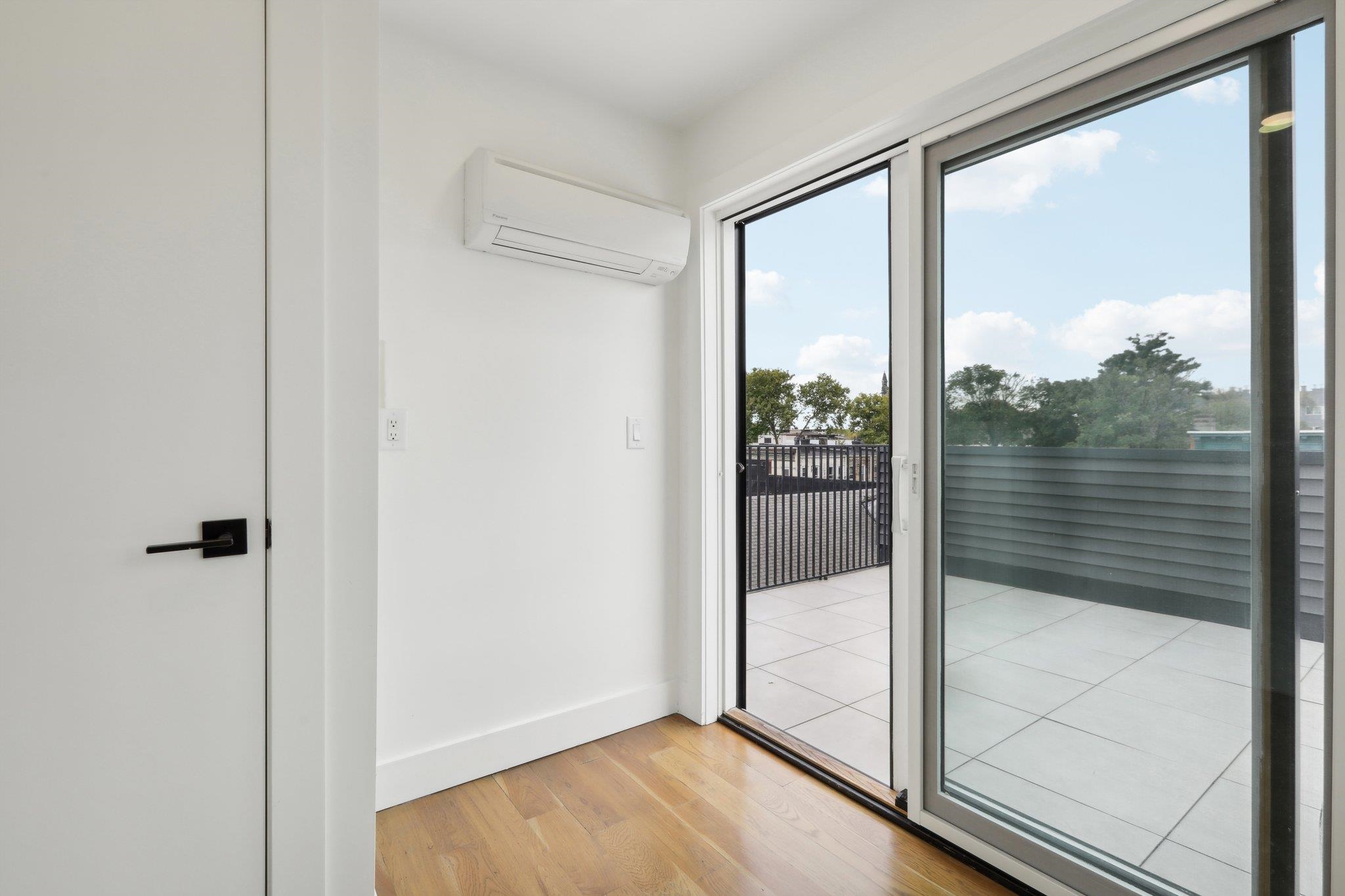 250 VAN HORNE ST Unit: 4