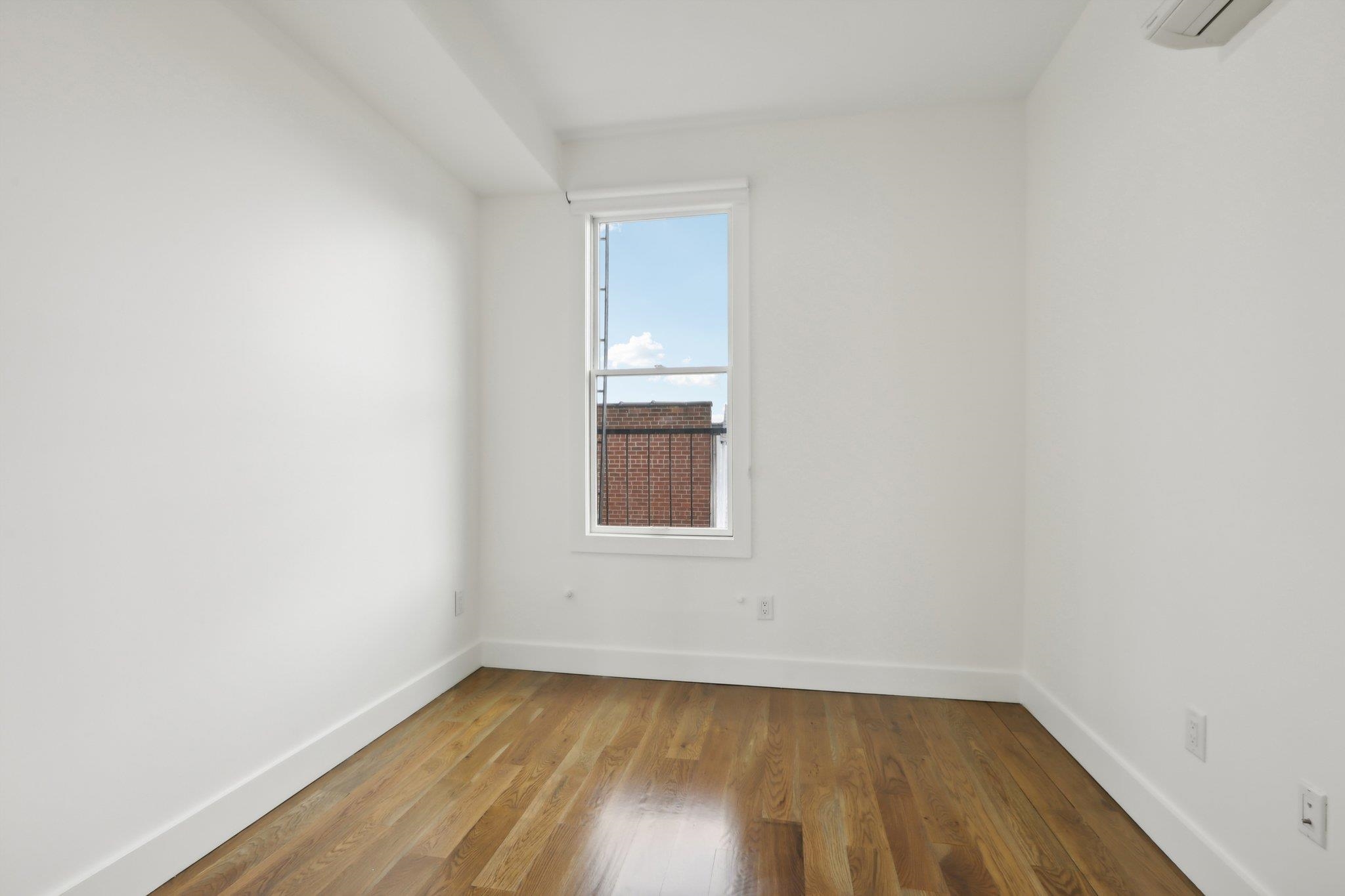 250 VAN HORNE ST Unit: 4