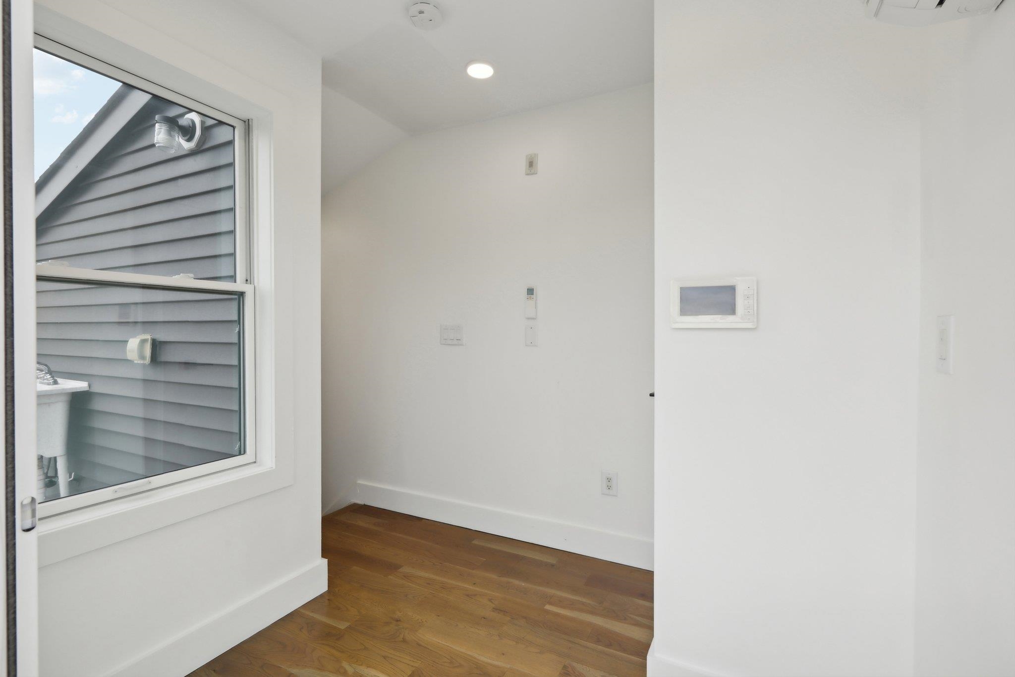 250 VAN HORNE ST Unit: 4