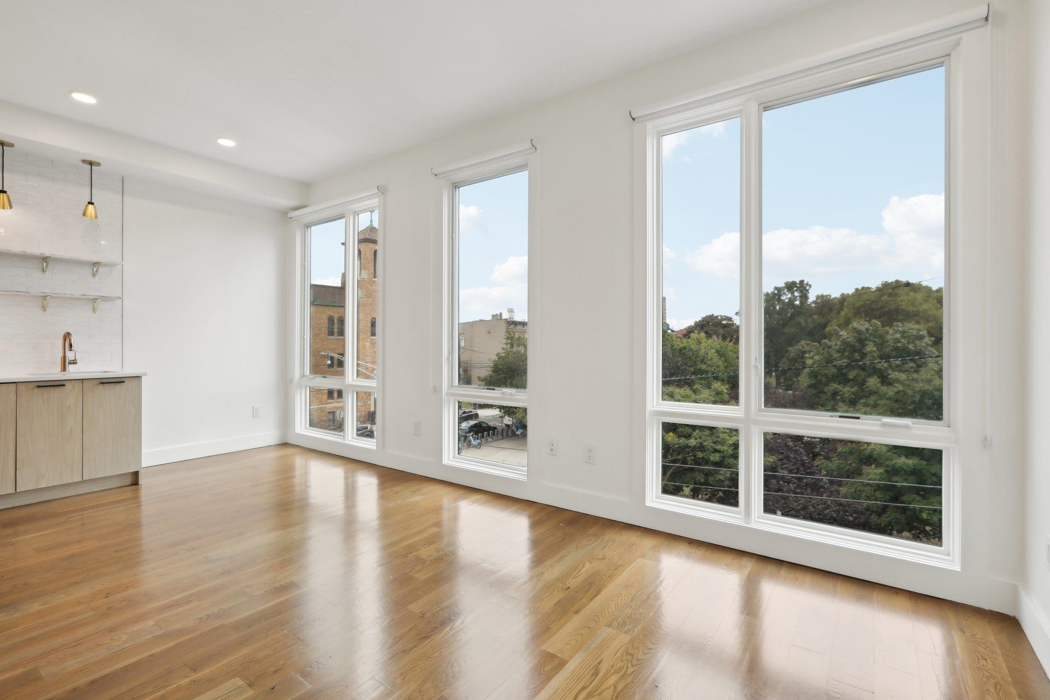 250 VAN HORNE ST Unit: 4