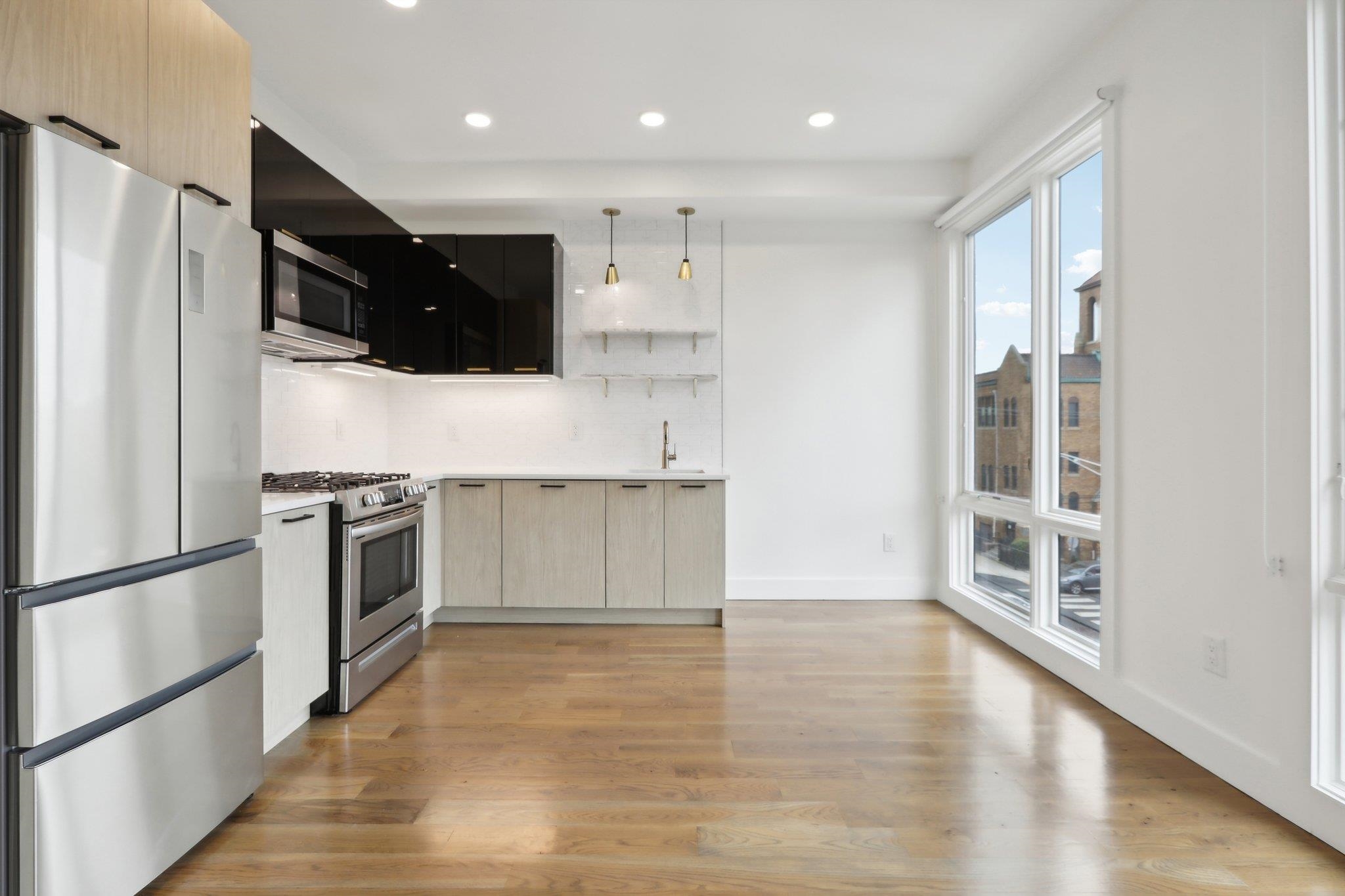 250 VAN HORNE ST Unit: 4