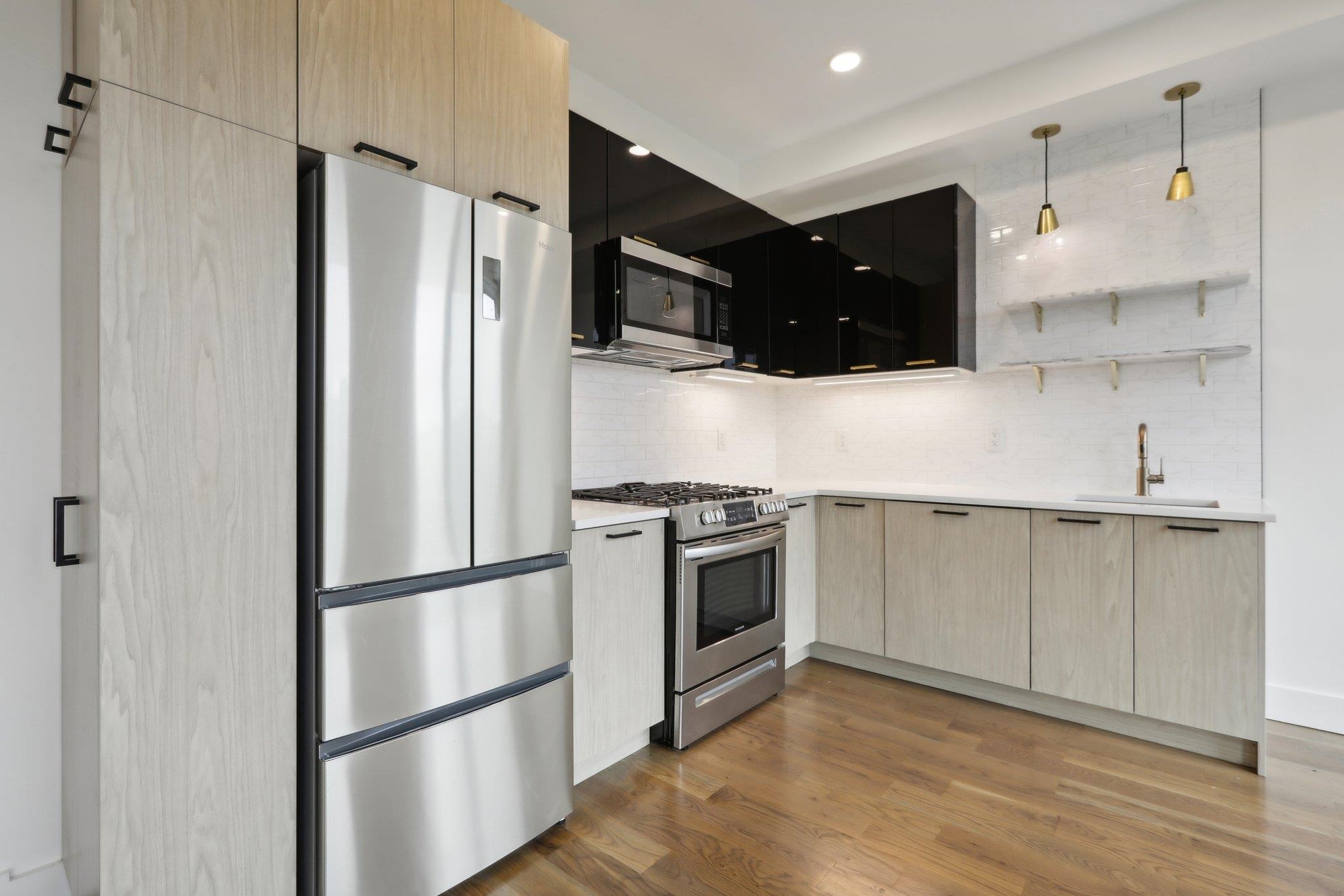 250 VAN HORNE ST Unit: 4