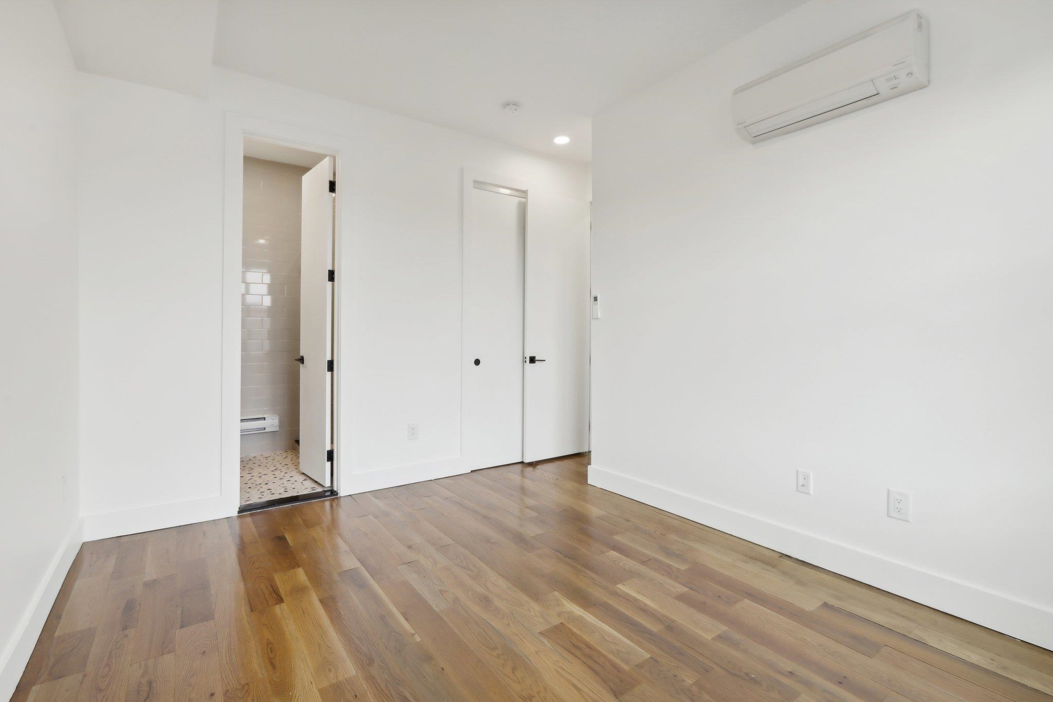 250 VAN HORNE ST Unit: 4