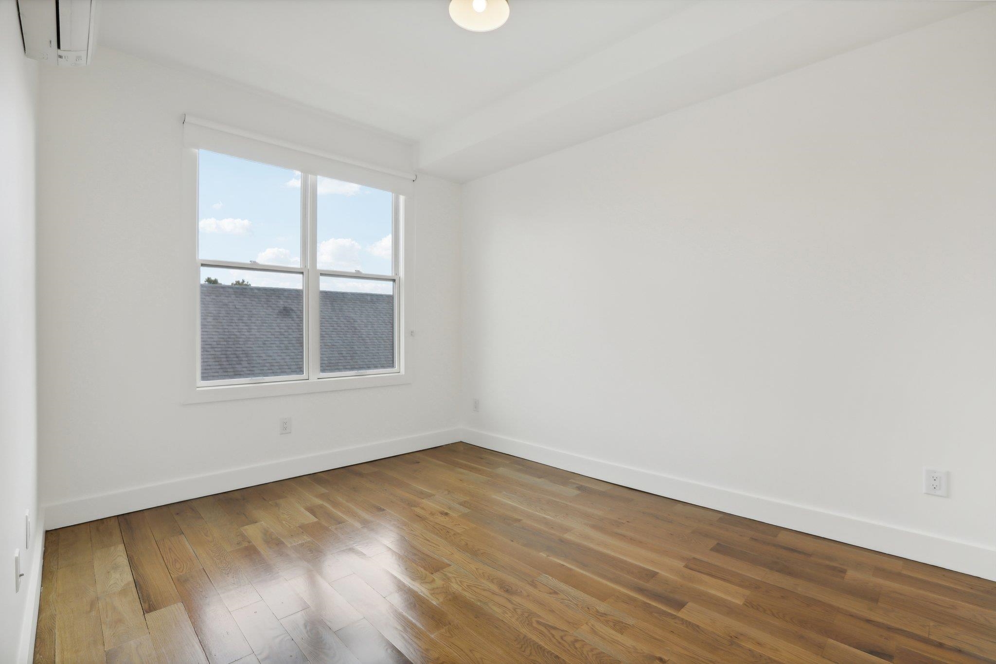 250 VAN HORNE ST Unit: 4