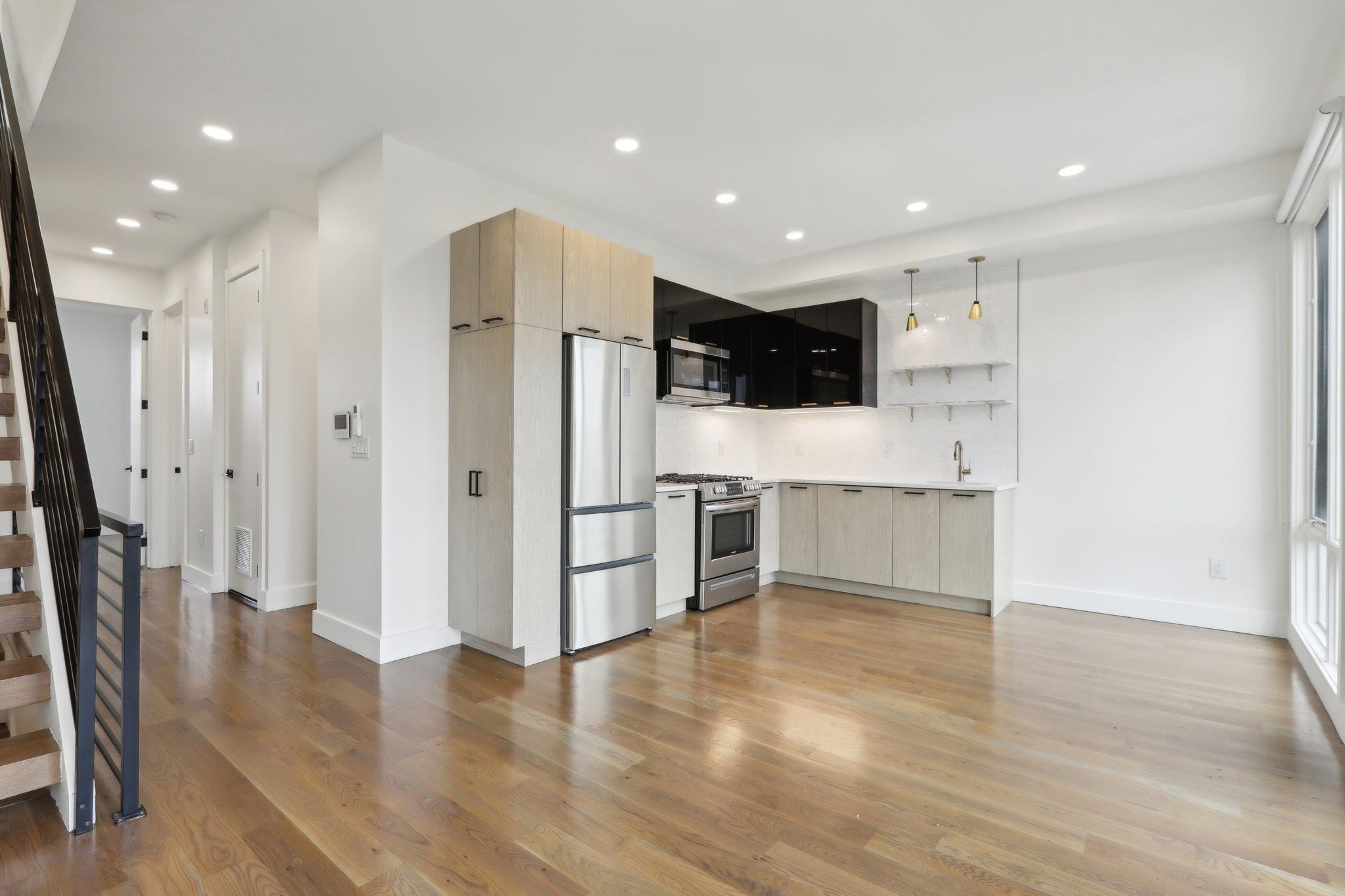 250 VAN HORNE ST Unit: 4