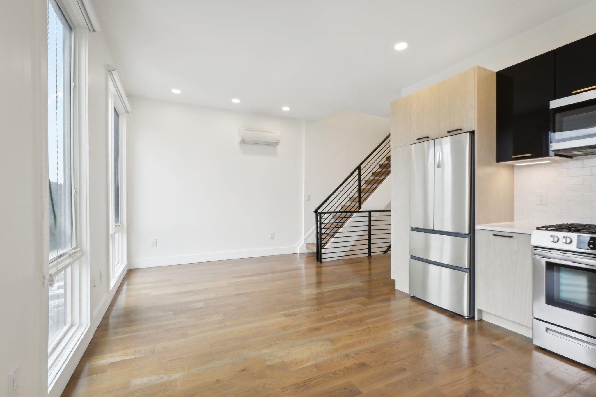 250 VAN HORNE ST Unit: 4