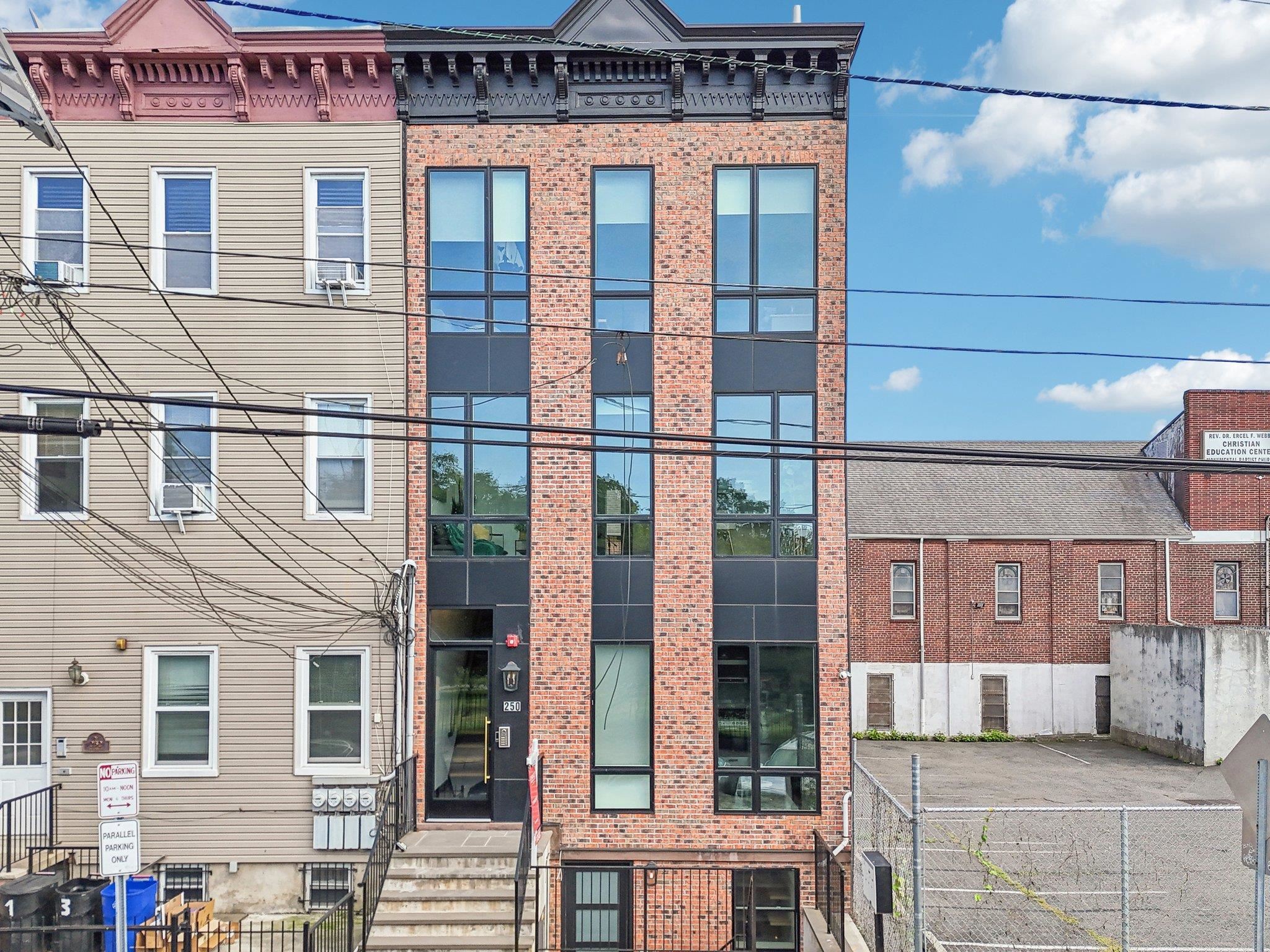 250 VAN HORNE ST Unit: 4