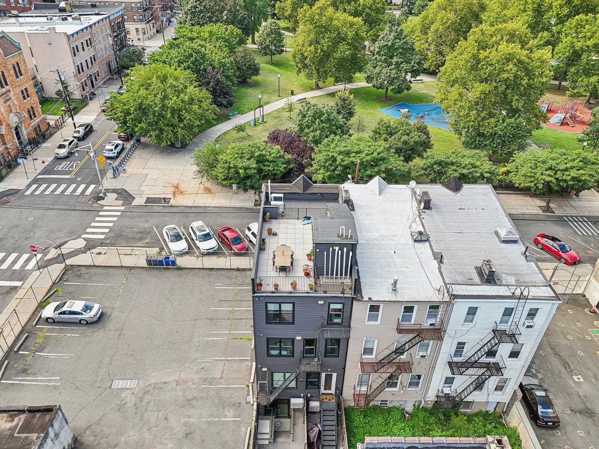 250 VAN HORNE ST Unit: 4