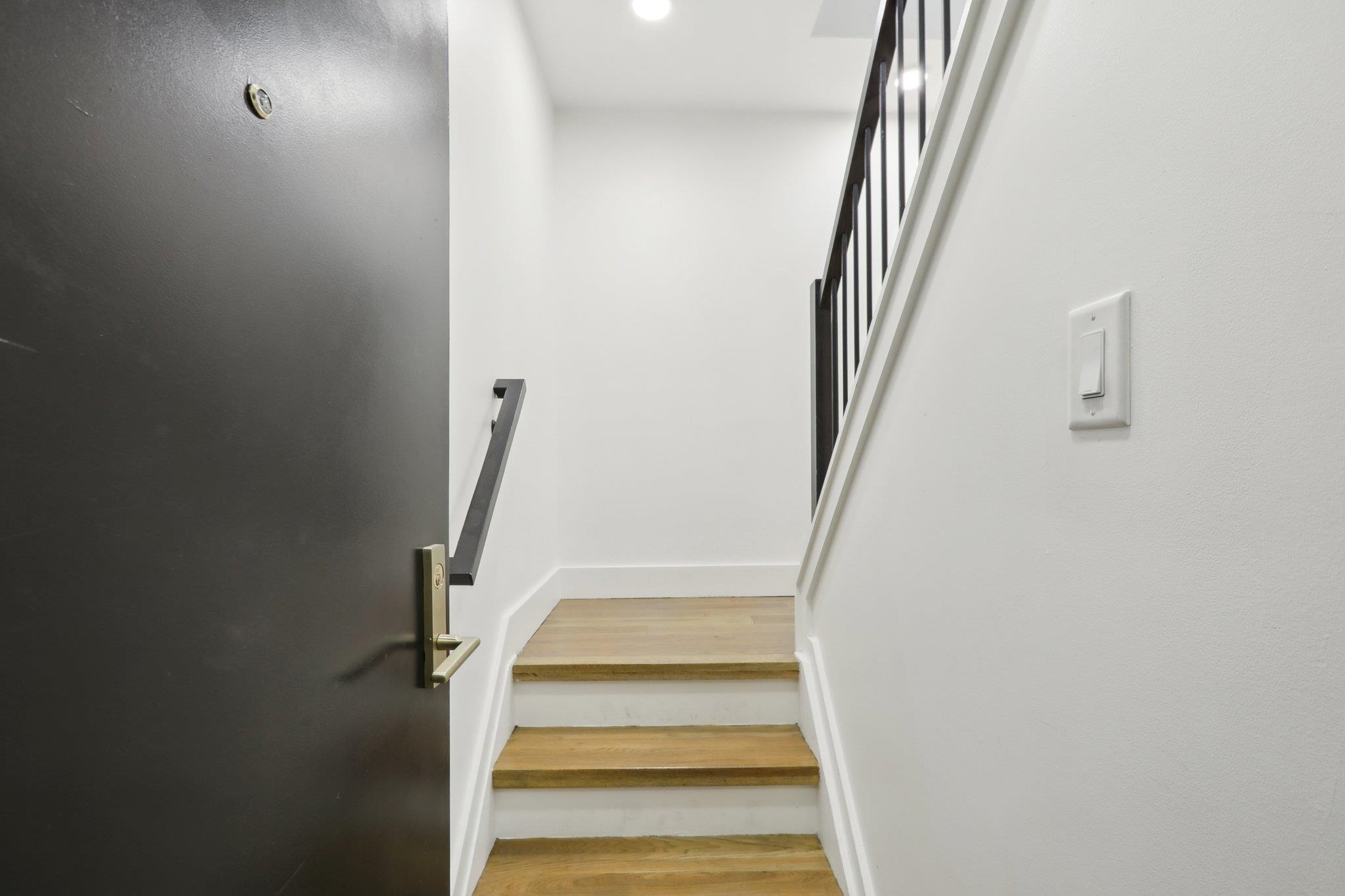 250 VAN HORNE ST Unit: 4