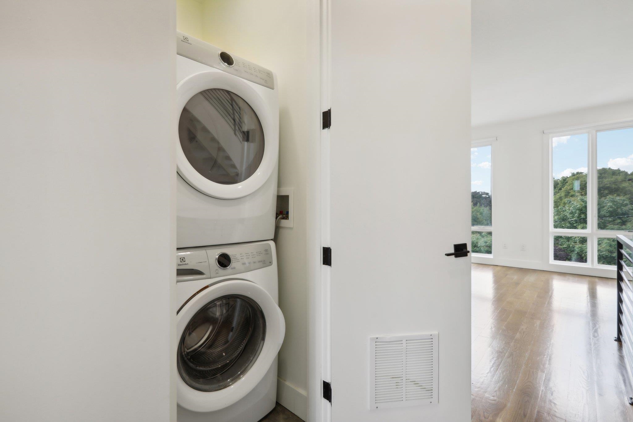 250 VAN HORNE ST Unit: 4