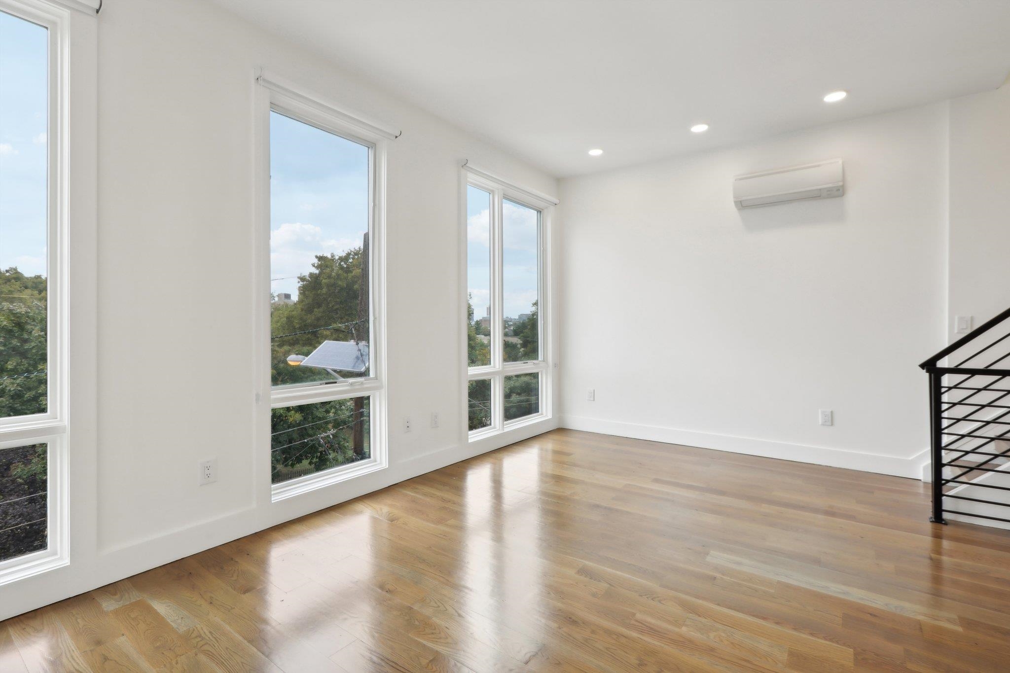 250 VAN HORNE ST Unit: 4