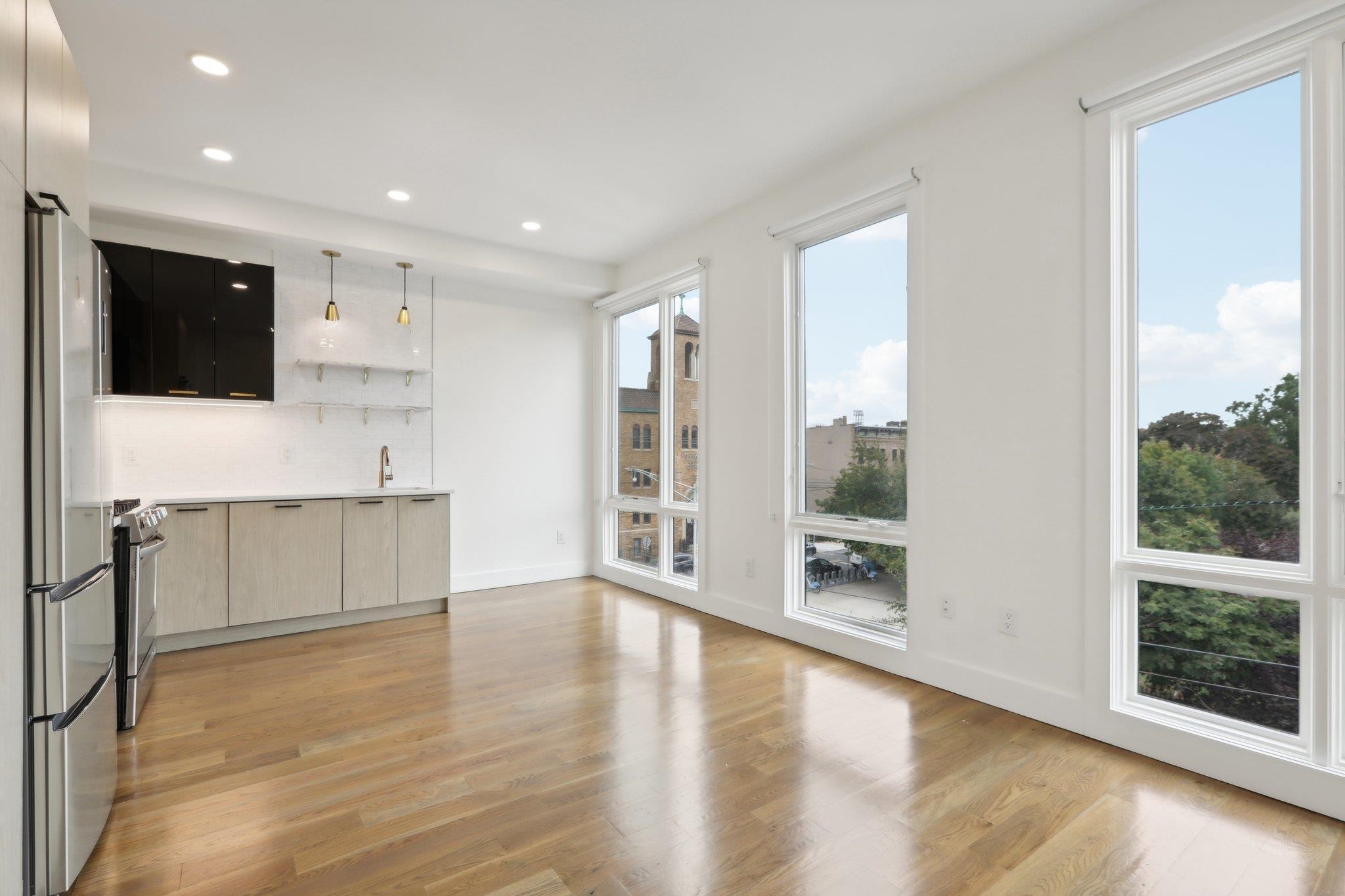 250 VAN HORNE ST Unit: 4