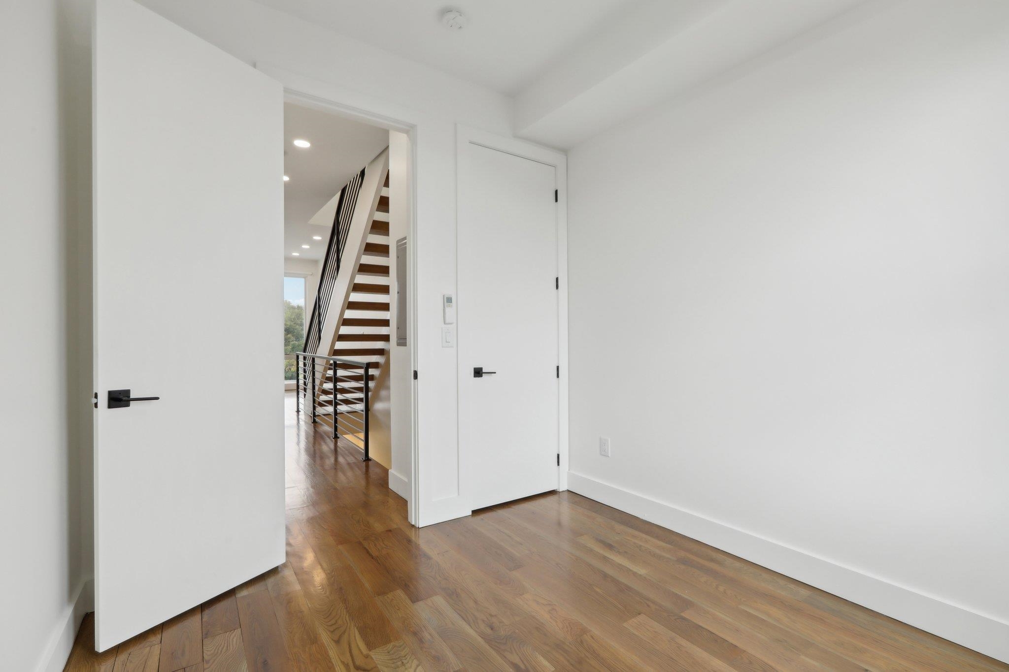 250 VAN HORNE ST Unit: 4