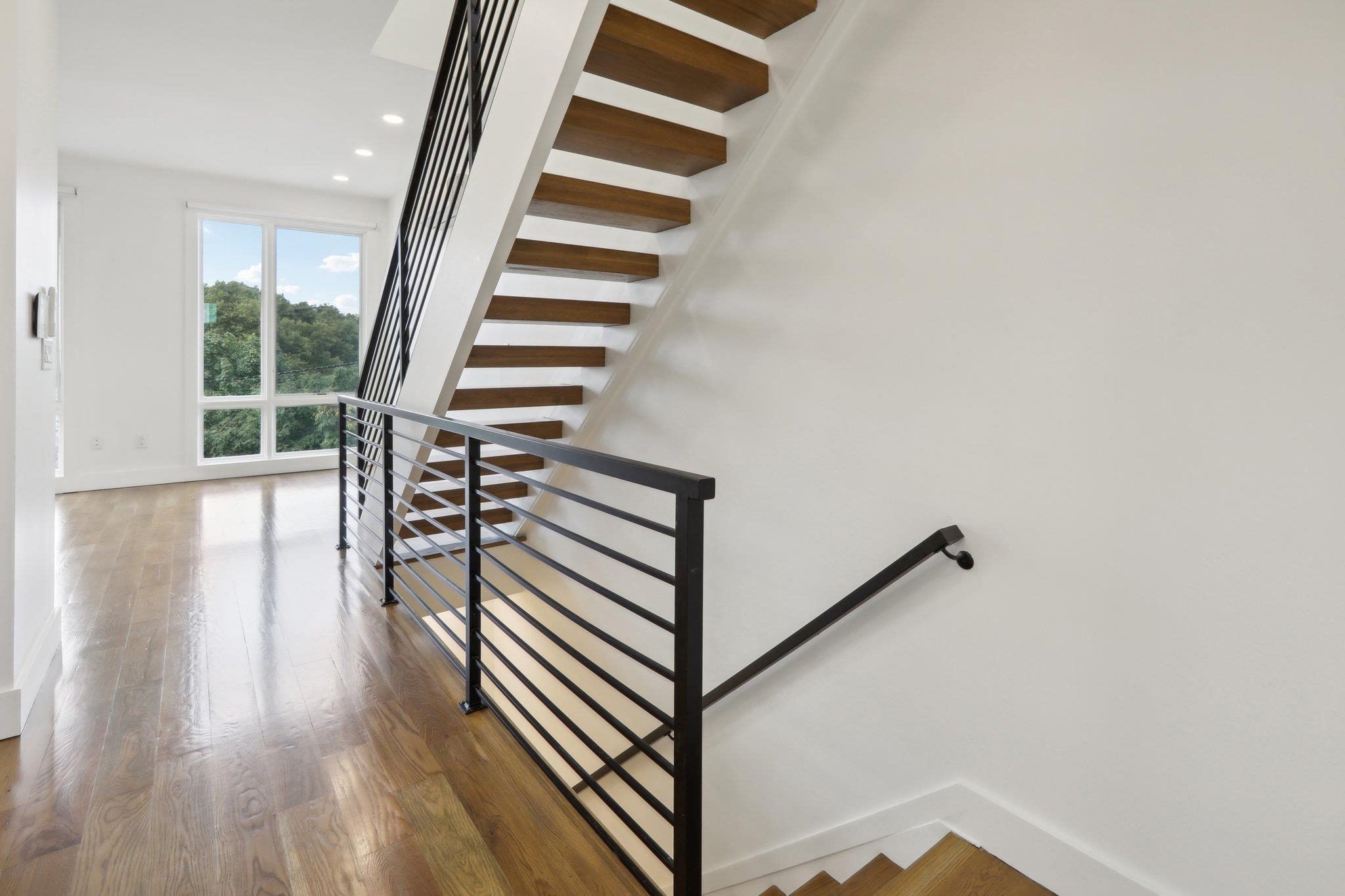 250 VAN HORNE ST Unit: 4