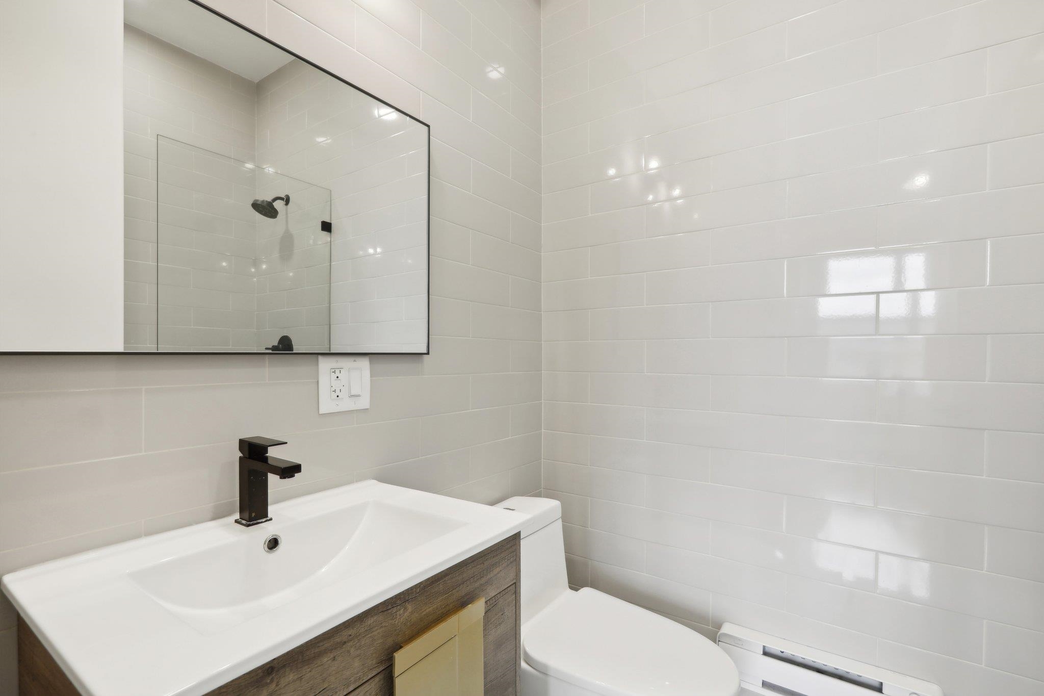 250 VAN HORNE ST Unit: 4