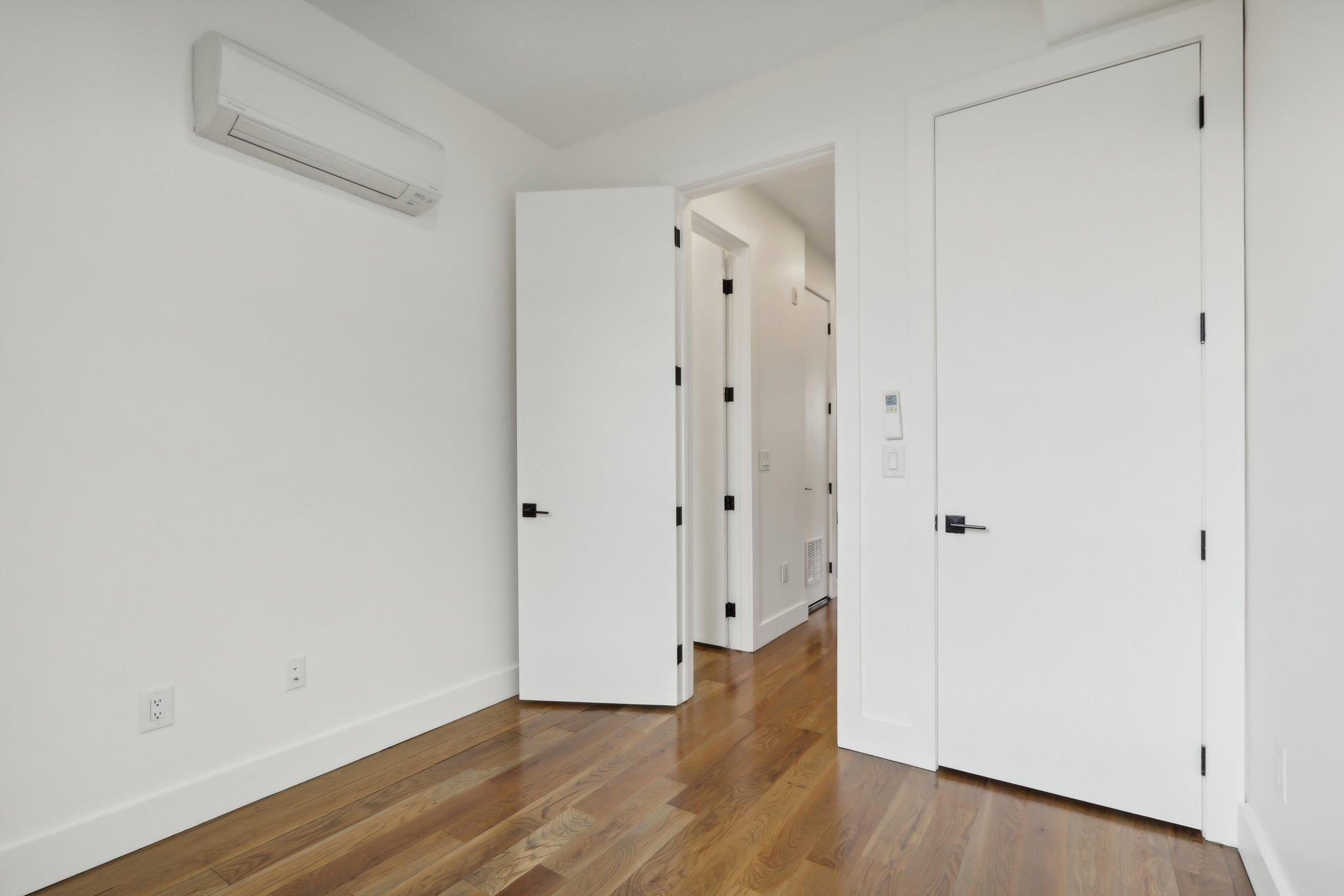 250 VAN HORNE ST Unit: 4