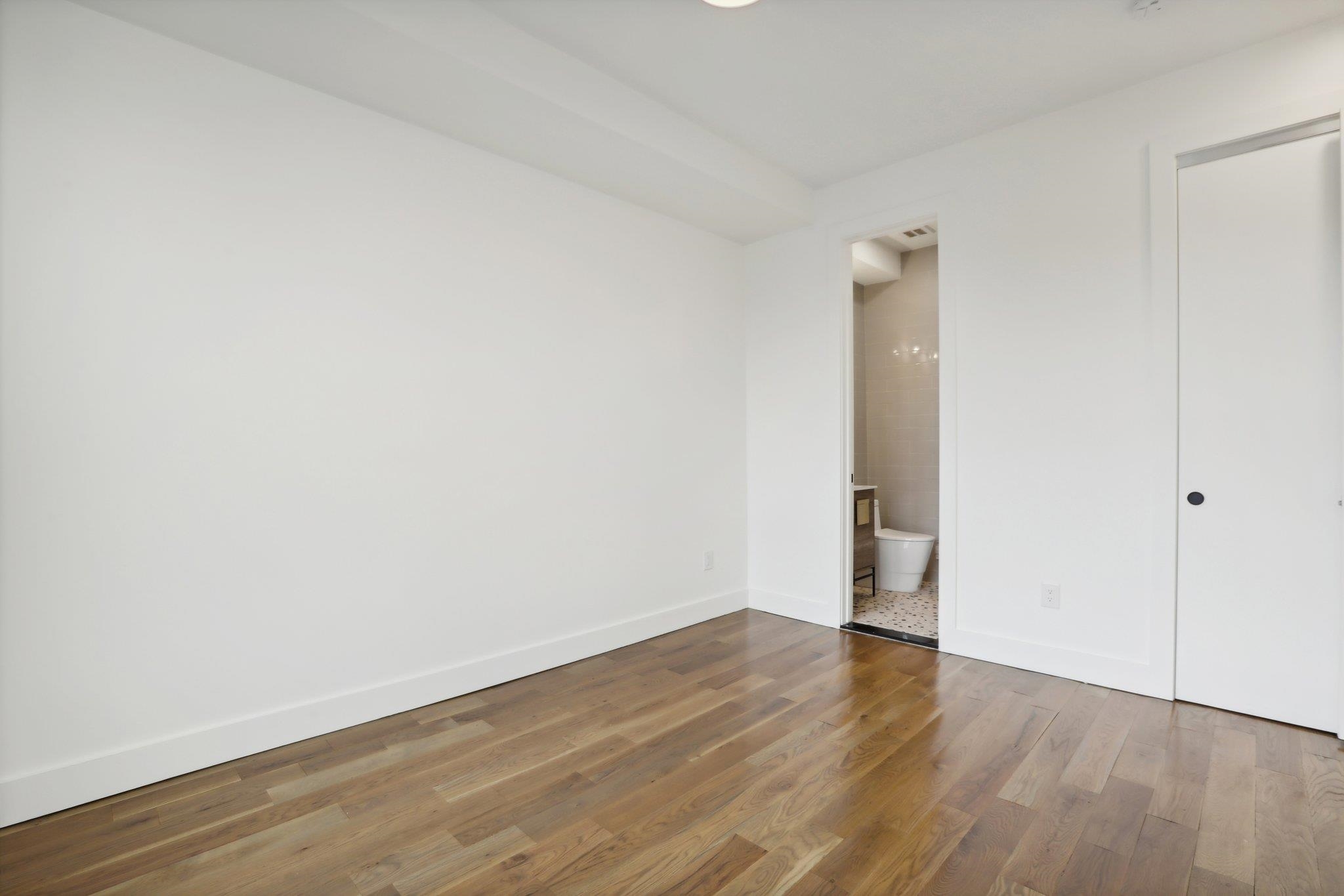 250 VAN HORNE ST Unit: 4